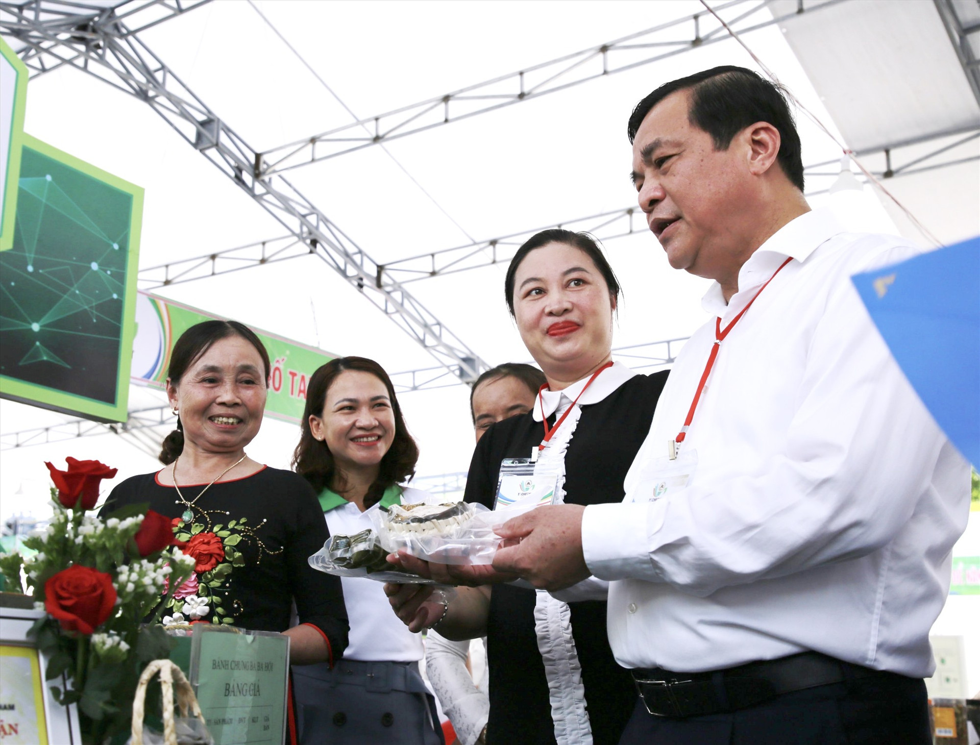 Bí thư Tỉnh ủy Phan Việt Cường thăm các gian hàng trưng bày sản phẩm trong khuôn khổ Techfest Quang Nam 2022. Ảnh: C.S - T.A