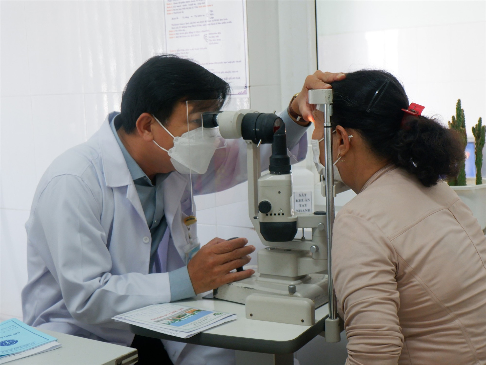 Khám kiểm tra bệnh đục thủy tinh thể tại Bệnh viện Mắt Quảng Nam. Ảnh: X.H