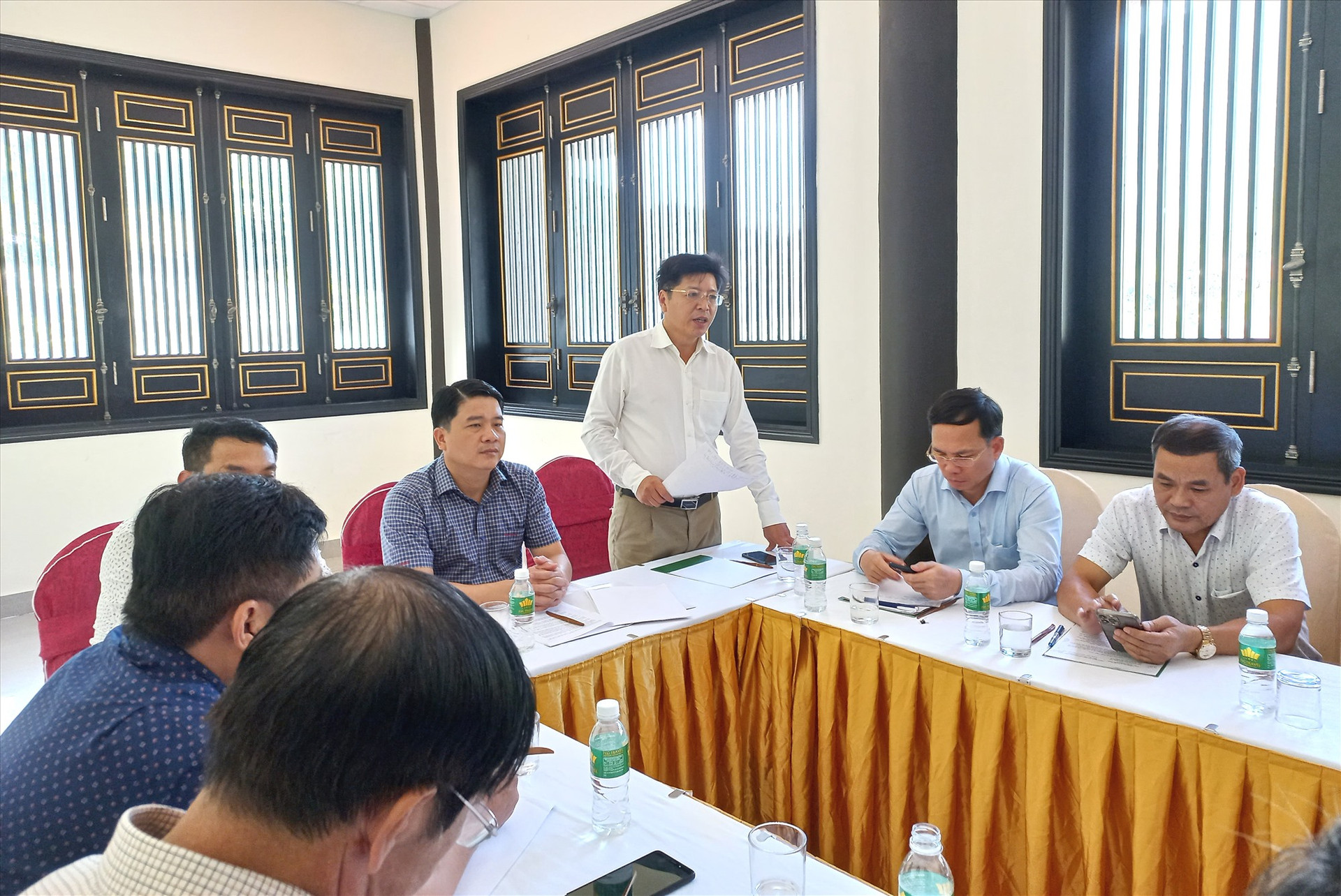 Chủ tịch UBND huyện Đông Giang - ông A Vô Tô Phương kiến nghị tỉnh hỗ trợ nguồn lực làm đường dân sinh đi ra ngoài dự án. Ảnh: CT