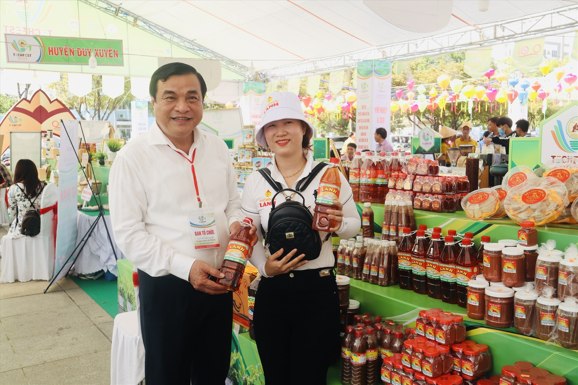 Secretary of the Quang Nam provincial Party Committee Phan Viet Cuong (Left) at the festival