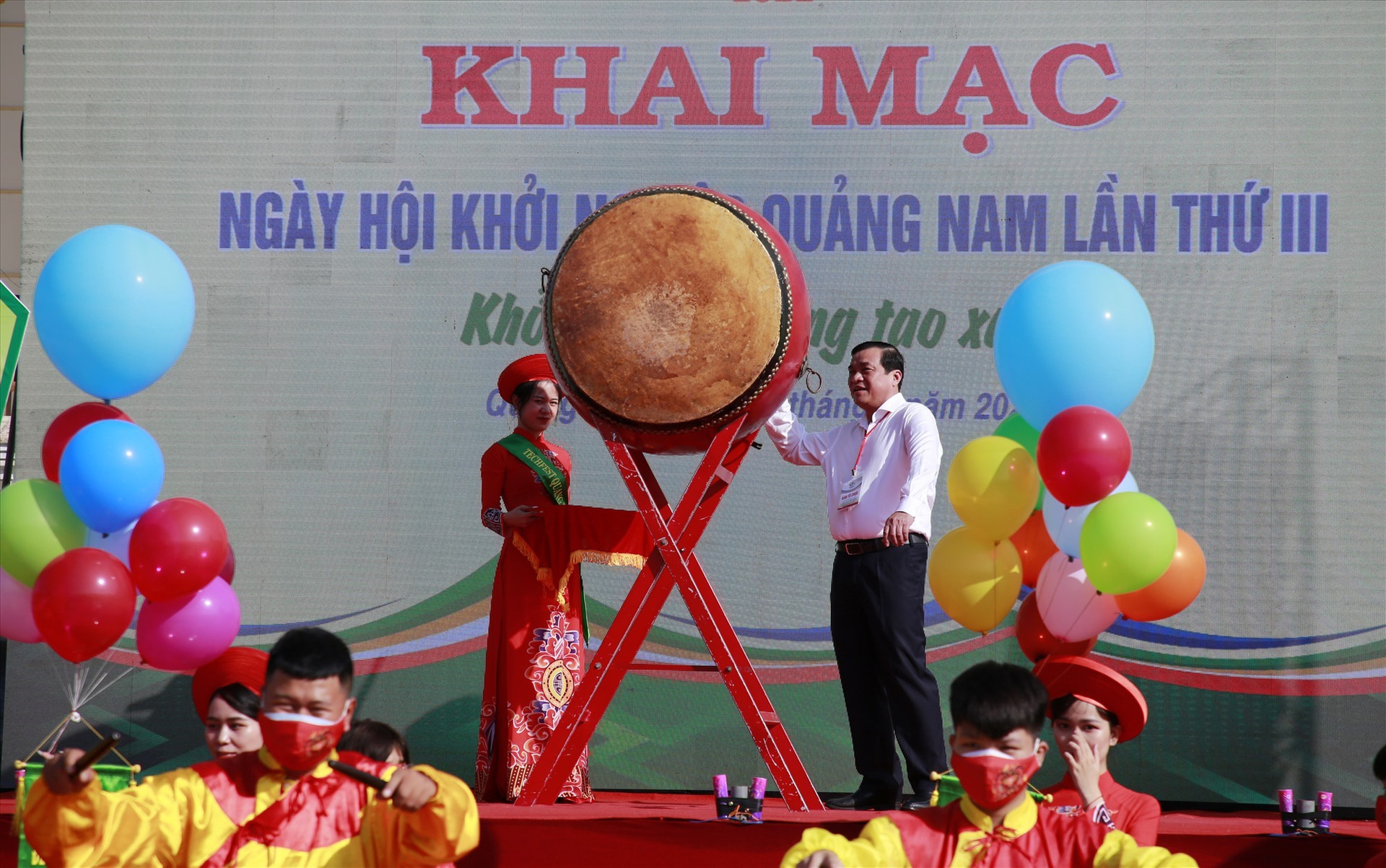 Secretary of the Quang Nam provincial Party Committee Phan Viet Cuong opens the festival.