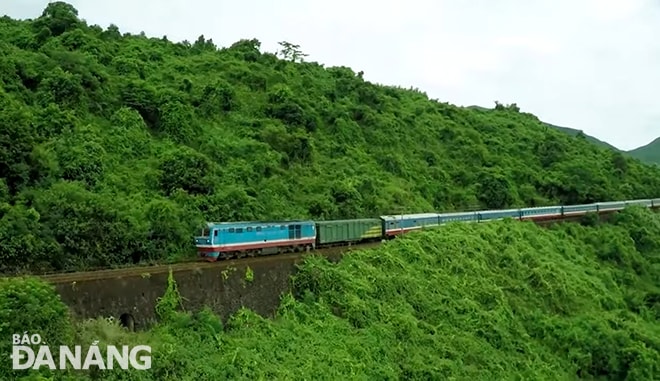 Khi đưa vào hoạt động, đoàn tàu sẽ đi qua cung đường rất đẹp của đèo Hải Vân để phục vụ du khách. Ảnh: PHƯƠNG UYÊN