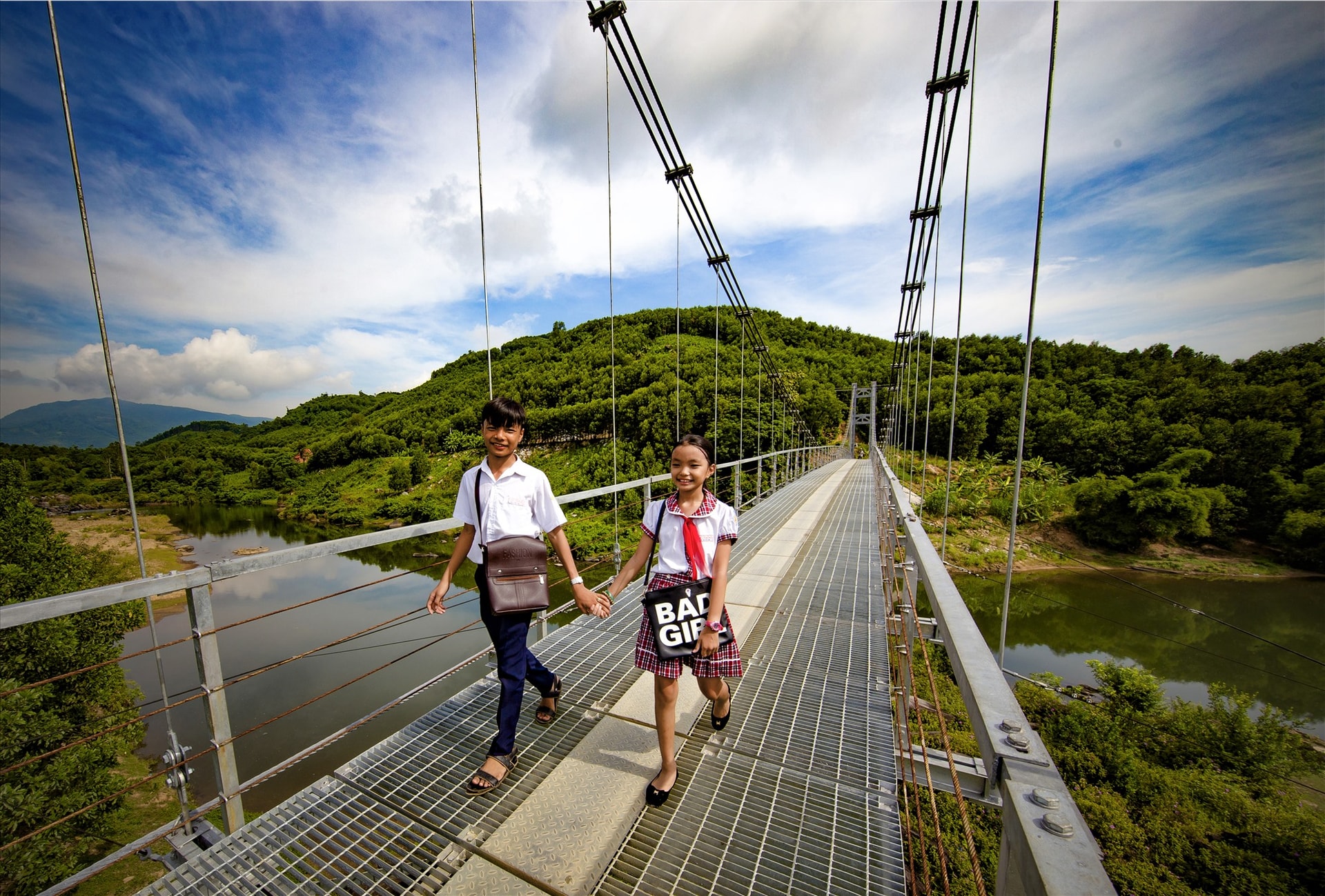 Hạ tầng giao thông miền núi được đầu tư mạnh, góp phần đổi thay diện mạo vùng tây Quảng Nam. Ảnh: L.T.K