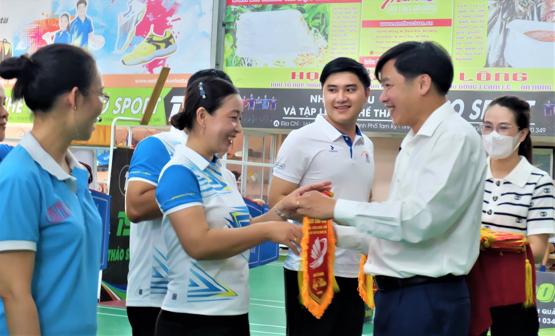 Ông Trần Quốc Bảo - Chủ tịch Công đoàn Viên chức tỉnh trao cờ lưu niệm cho các đội tham dự giải. Ảnh: M.L