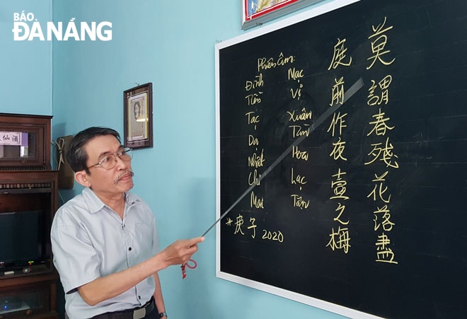 Nhà nghiên cứu Hán Nôm Nguyễn Đức Thắng, Phó Chủ tịch Hội Hán Nôm thành phố Đà Nẵng, giảng về chiết tự chữ Hán. Ảnh: V.T.L