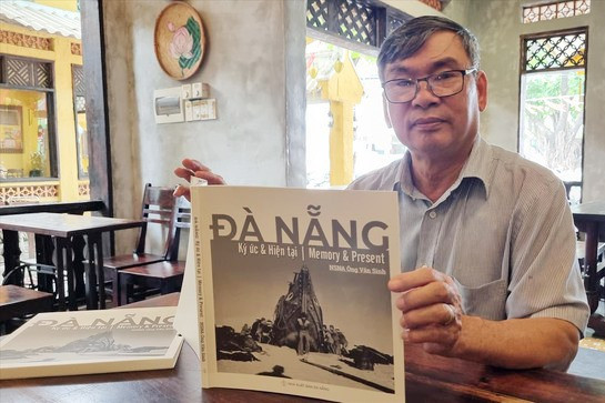 Nhiếp ảnh gia Ông Văn Sinh bên cuốn sách. Ảnh: THANH TRẦN