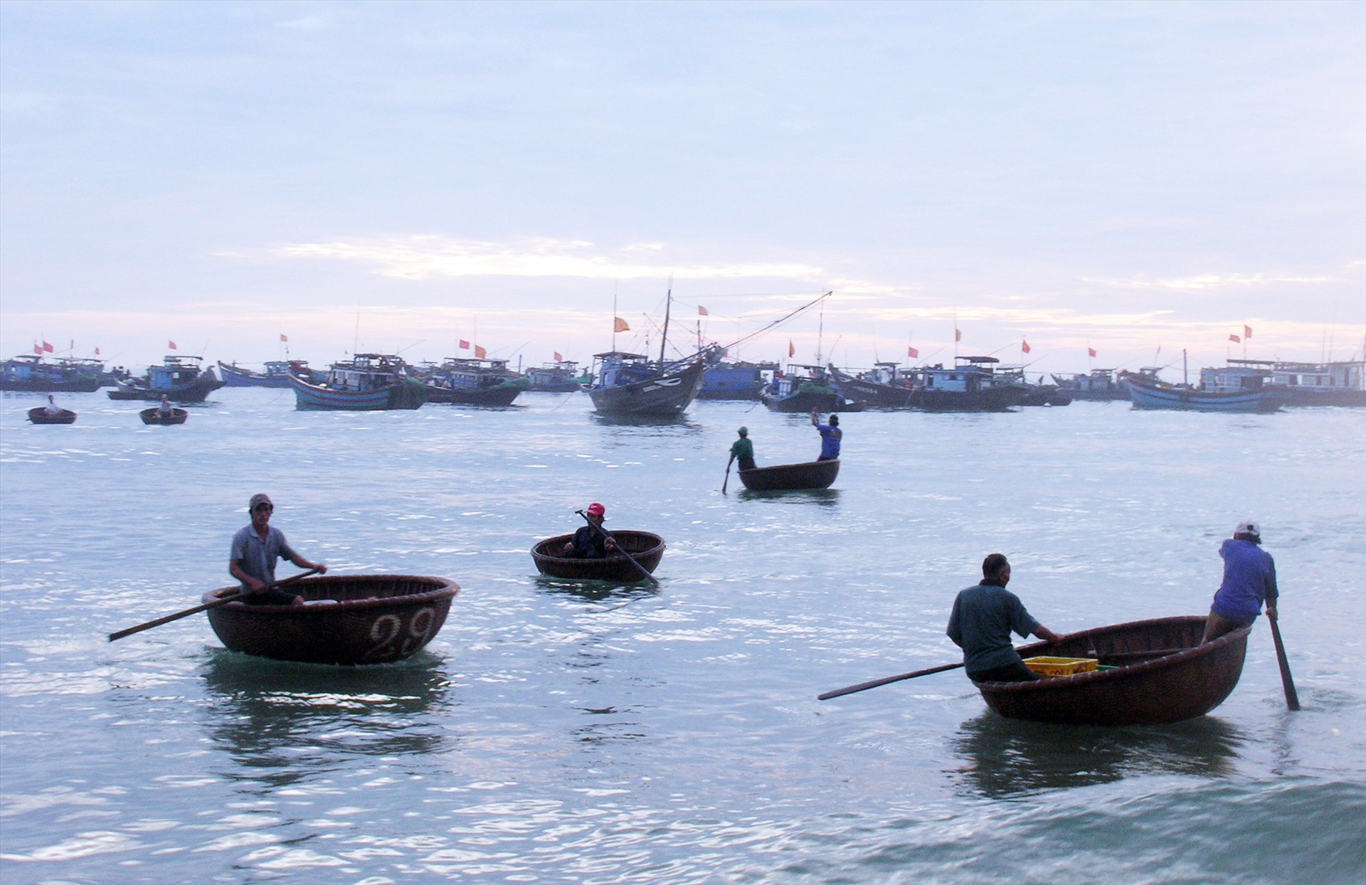 Vùng bãi ngang ven biển Quảng Nam có truyền thống đánh bắt với những loại phương tiện nhỏ. Ảnh: H.QUANG