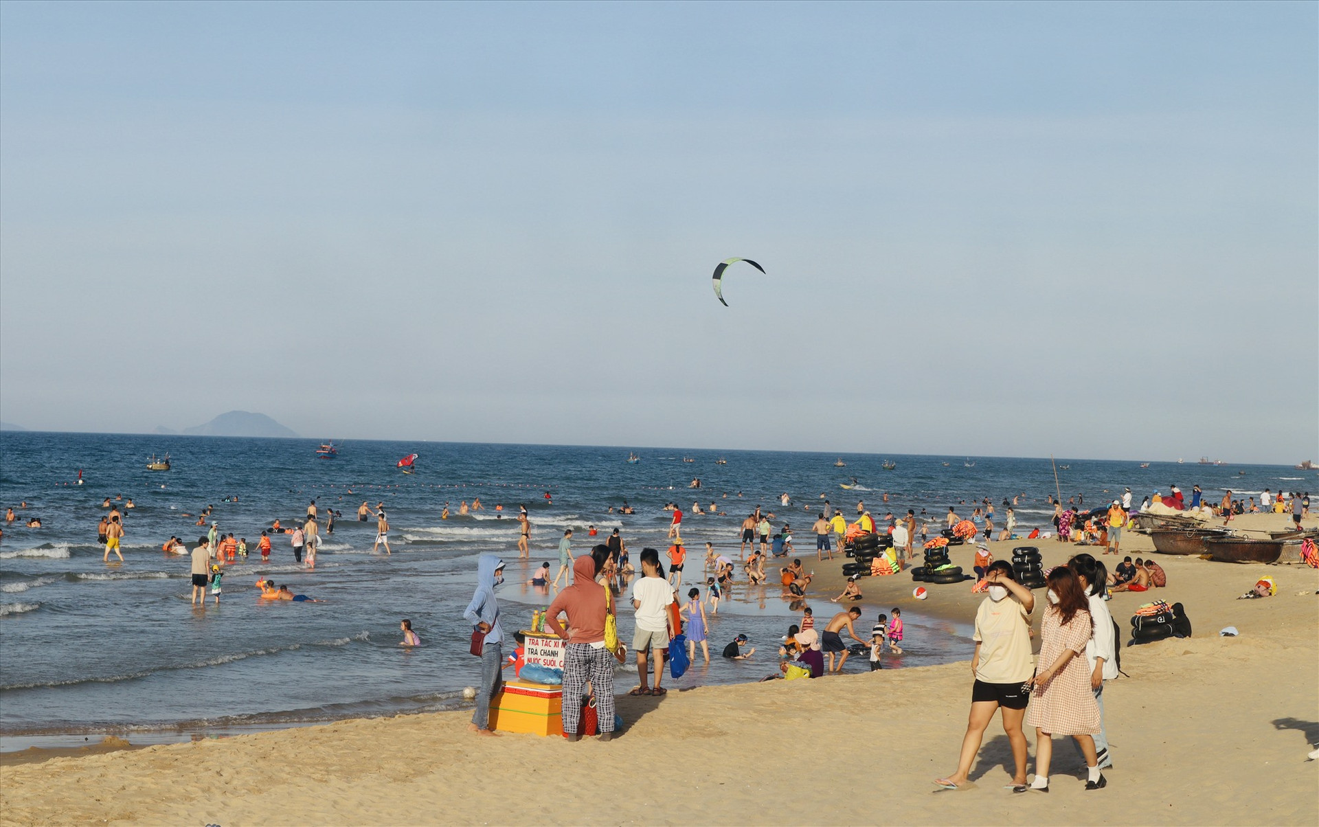 Rất đông người dân và du khách đổ về biển An Bàng trong ngày khai mạc Festival. Ảnh: T.L