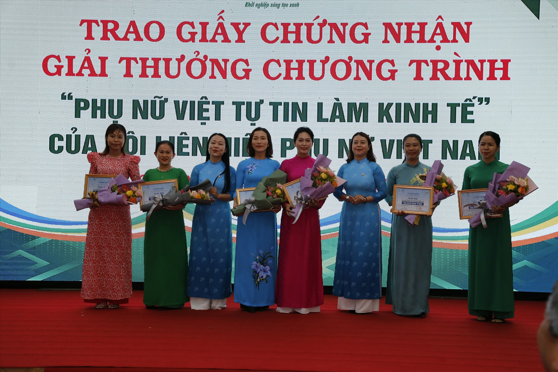 Trao chứng nhận cho các tác giả đạt giải thưởng “Phụ nữ Việt tự tin làm kinh tế. Ảnh: P.V