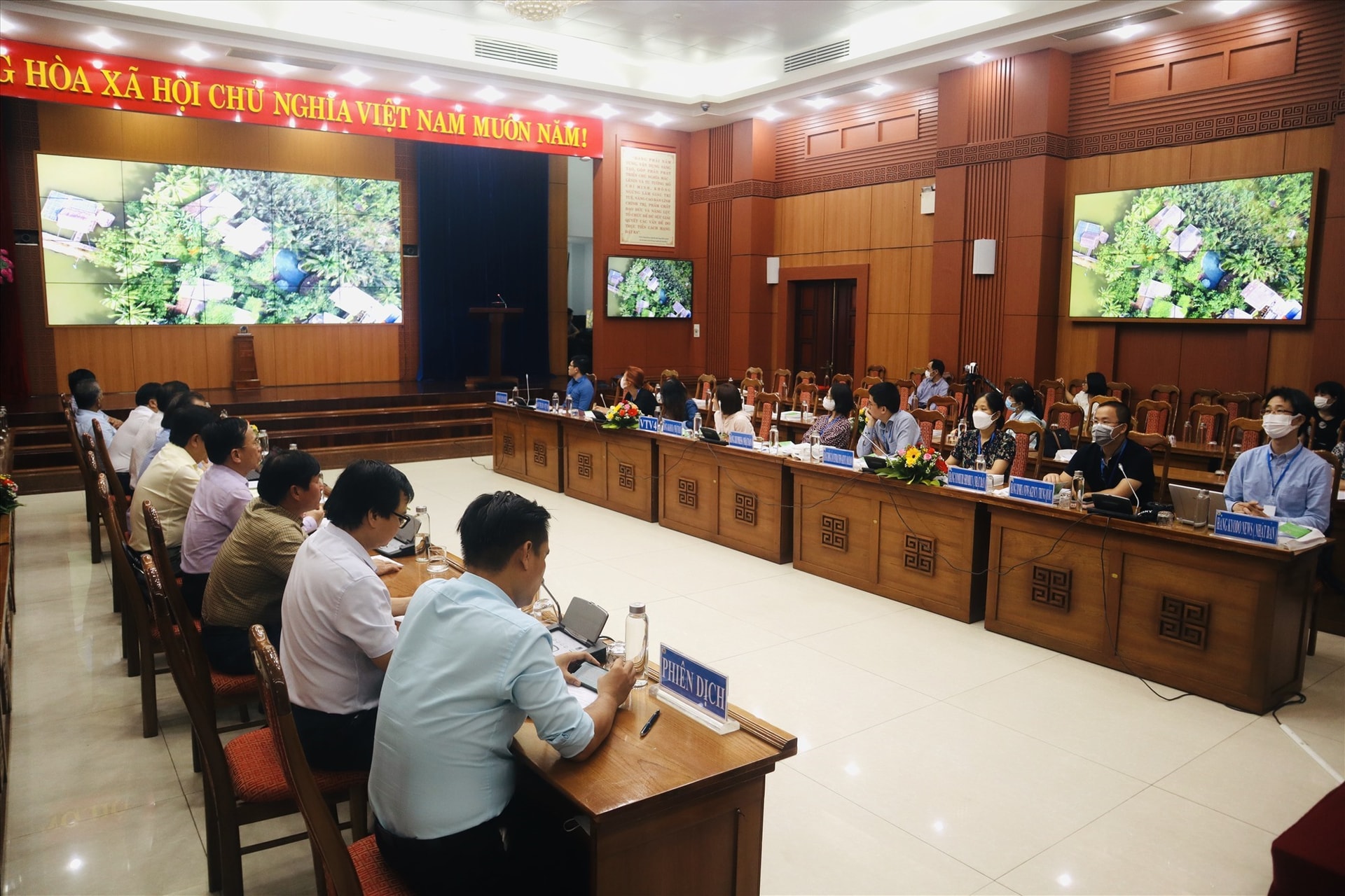 Introducing Quang Nam tourism to the delegation