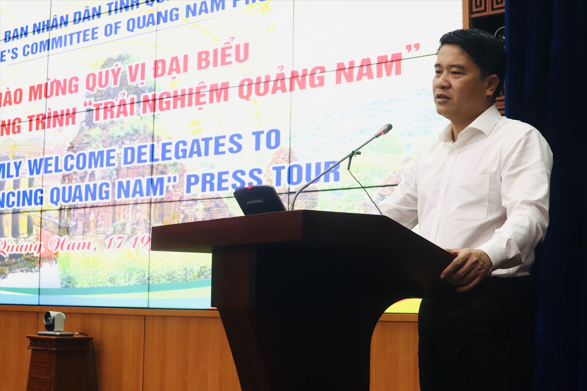 Vice Chairman Tan gives his speech at the meeting.