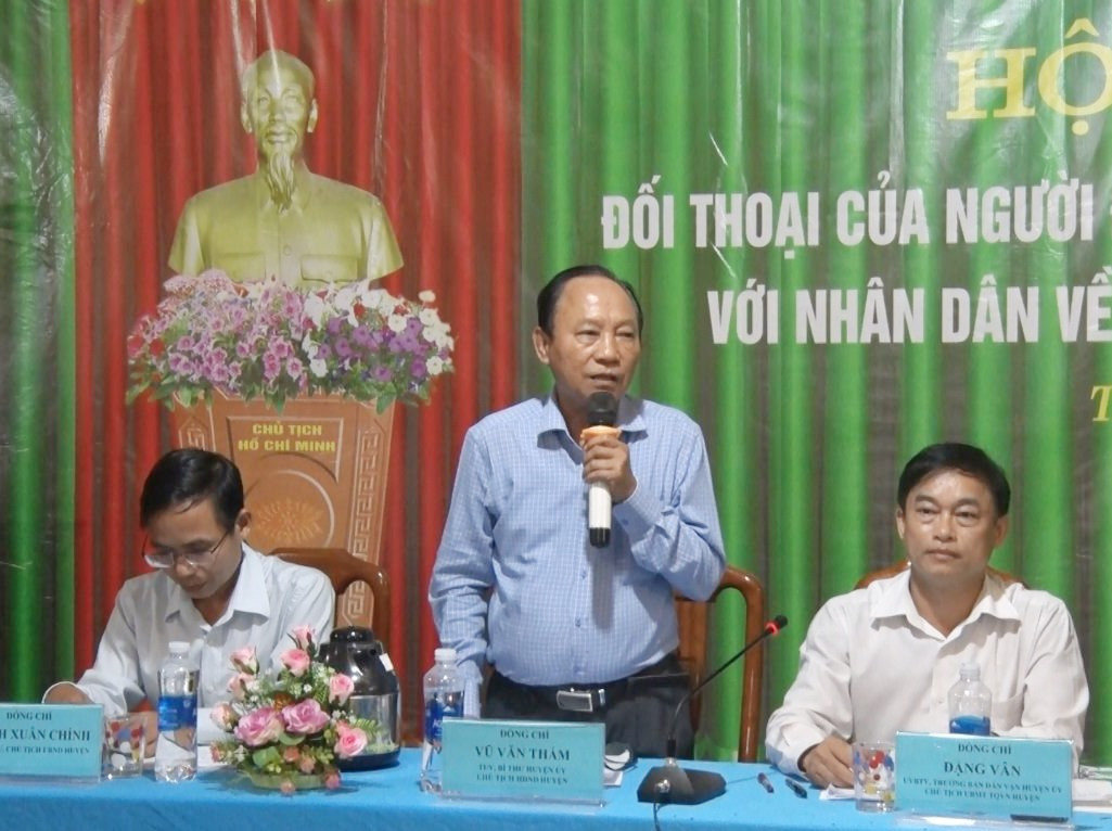 Bí thư Huyện ủy Phú Ninh Vũ Văn Thẩm đối thoại với nhân dân về xây dựng nông thôn mới . Ảnh: Đ.V.V