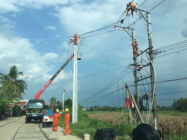 Nâng cấp hệ thống lưới điện trên địa bàn huyện Duy Xuyên. Ảnh: P.V