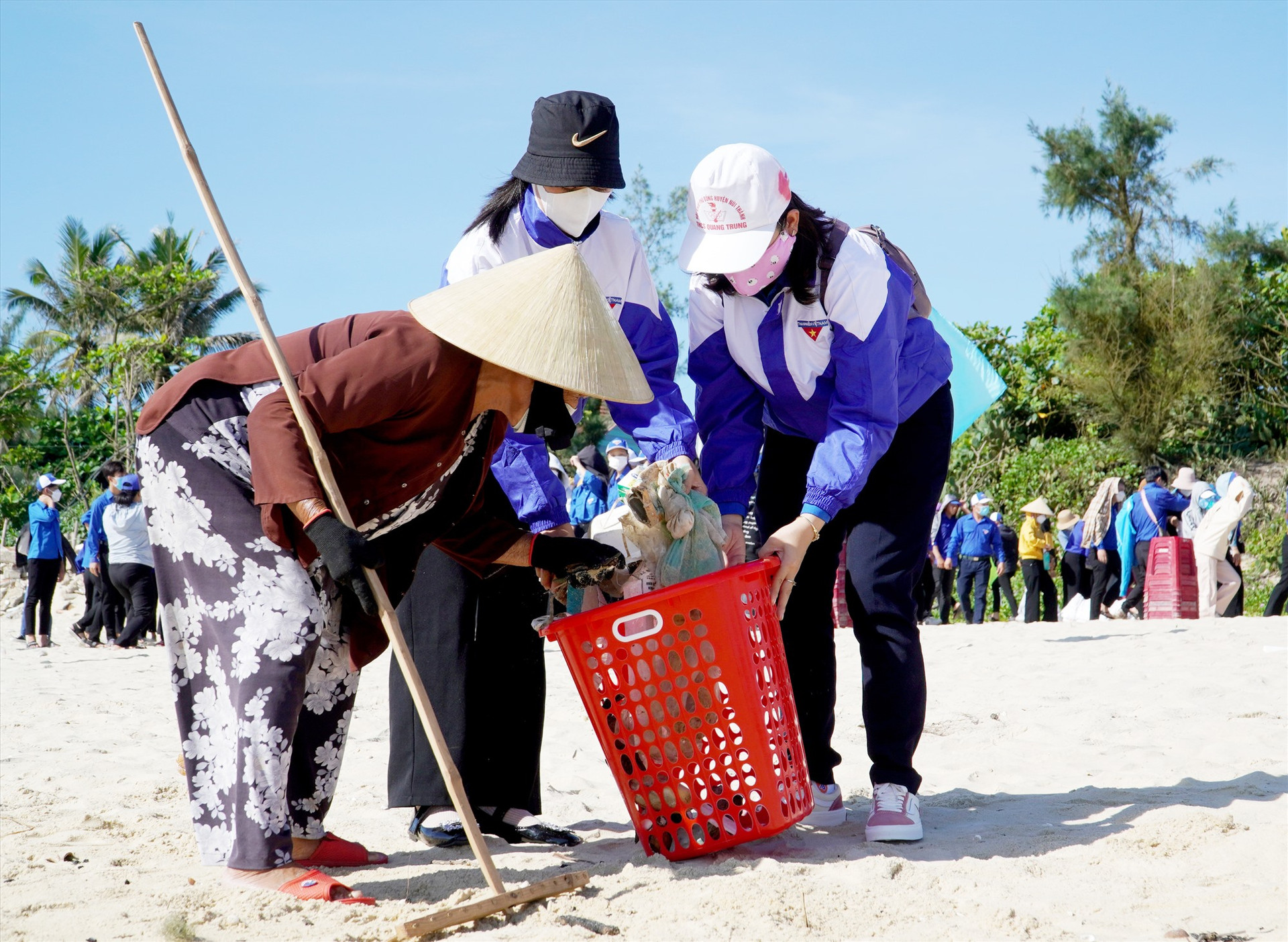 Người dân xã Tam Tiến (Núi Thành) ra quân dọn dẹp vệ sinh bãi biển. Ảnh: H.Q