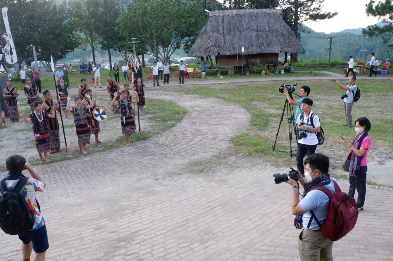 Đoàn tùy viên báo chí trải nghiệm không gian văn hóa vùng cao Tây Giang. Ảnh: XUÂN HIỀN