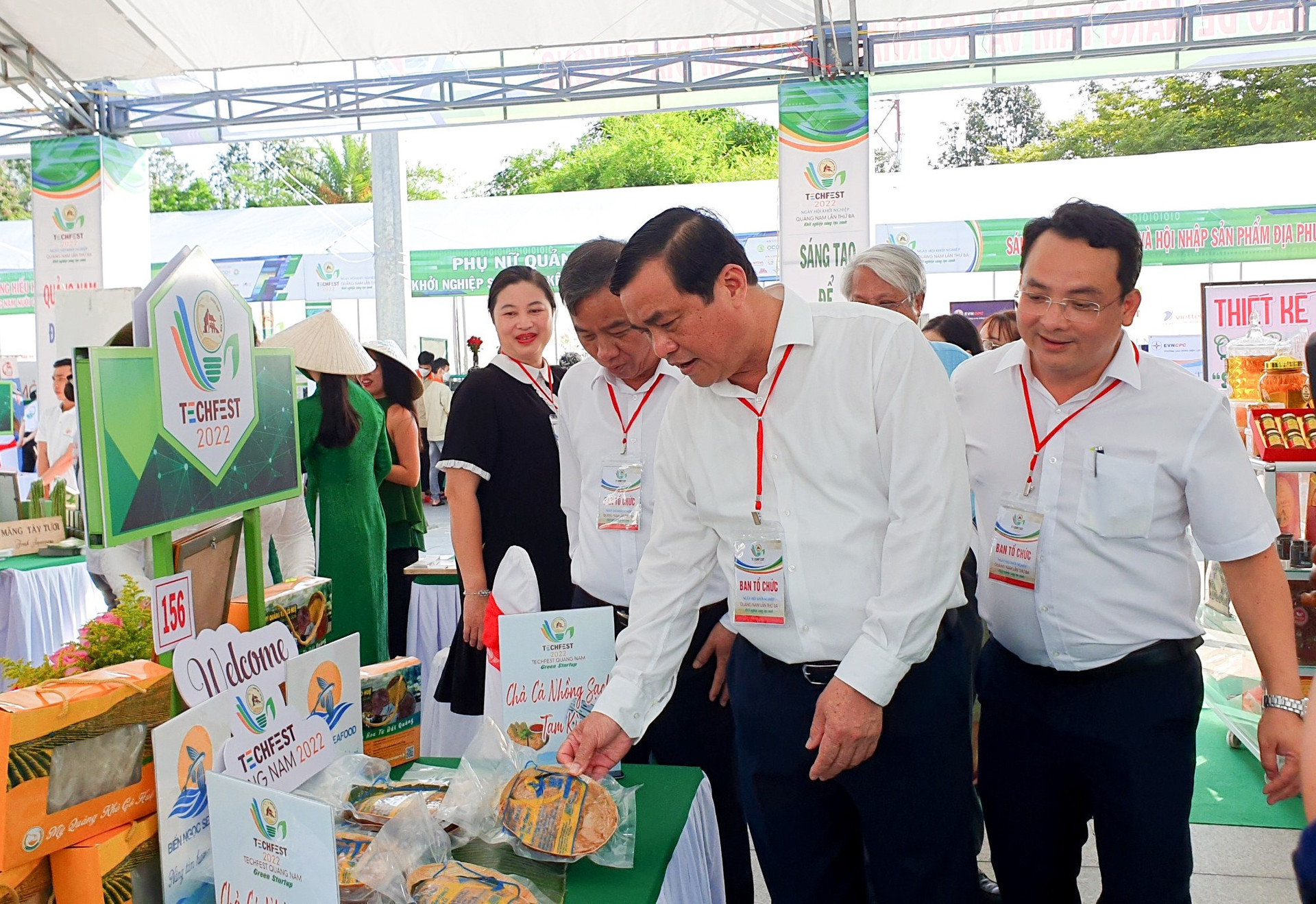 Bí thư Tỉnh ủy Phan Việt Cường thăm các gian hàng sau lễ khai mạc Techfest Quang Nam 2022. Ảnh: S.A