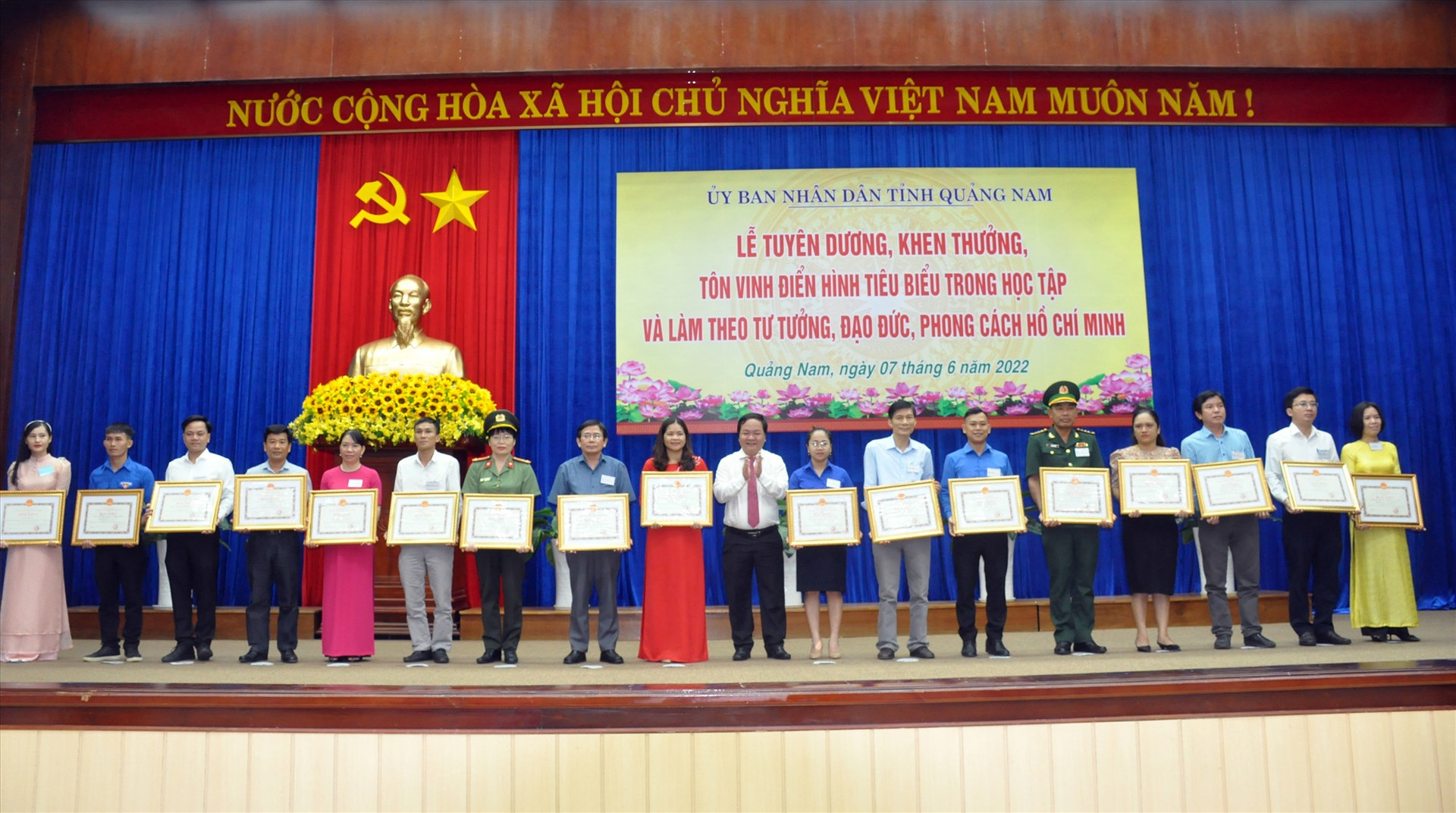 Phó Chủ tịch UBND tỉnh Nguyễn Hồng Quang trao tặng Bằng khen của Chủ tịch UBND tỉnh cho các tập thể, cá nhân tiêu biểu về học và làm theo Bác nhân dịp kỷ niệm 132 năm Ngày sinh nhật Bác vừa qua. Ảnh: N.Đ