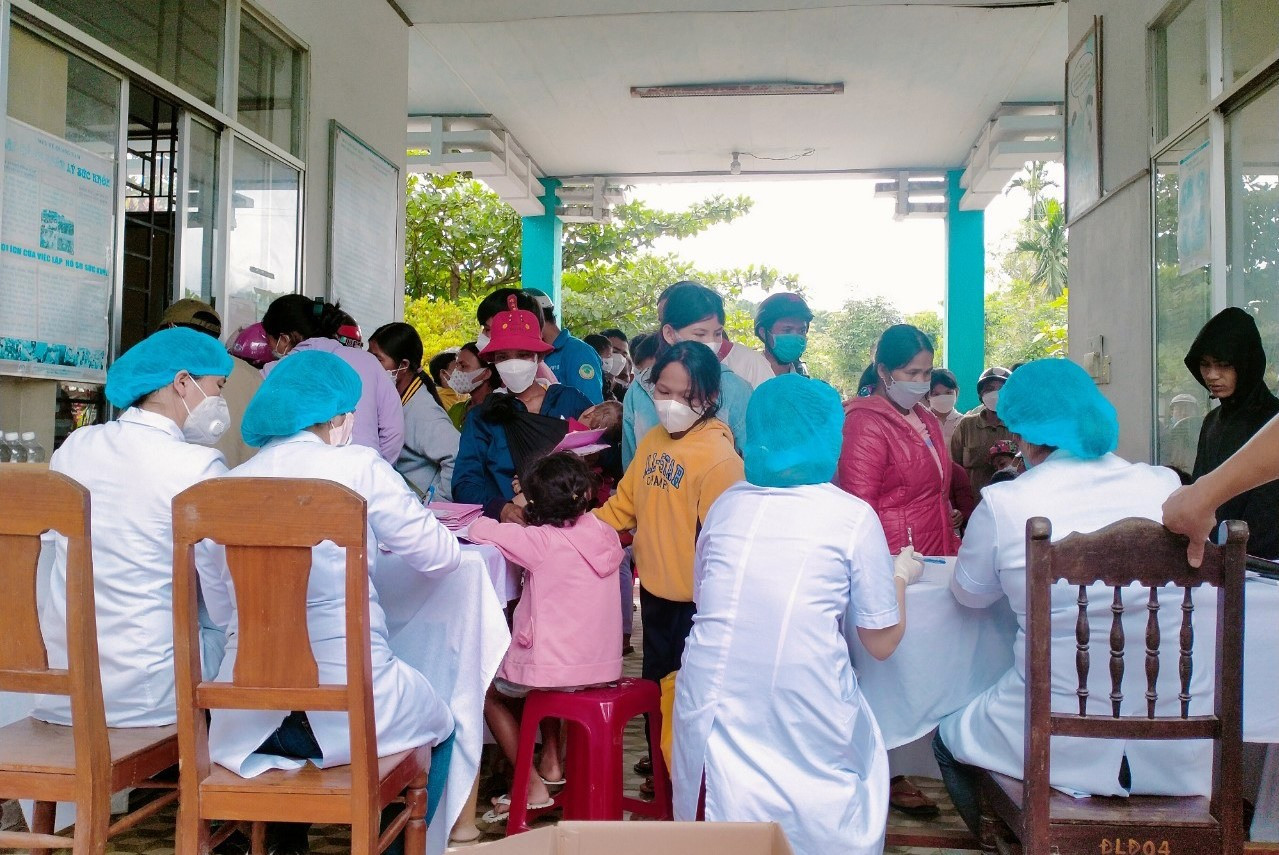 Đoàn y bác sĩ Bệnh viện Da Liễu Quảng Nam và Trung tâm Y tế Bắc Trà My về vùng dịch khám, tư vấn, phát thuốc điều trị bệnh da liễu.