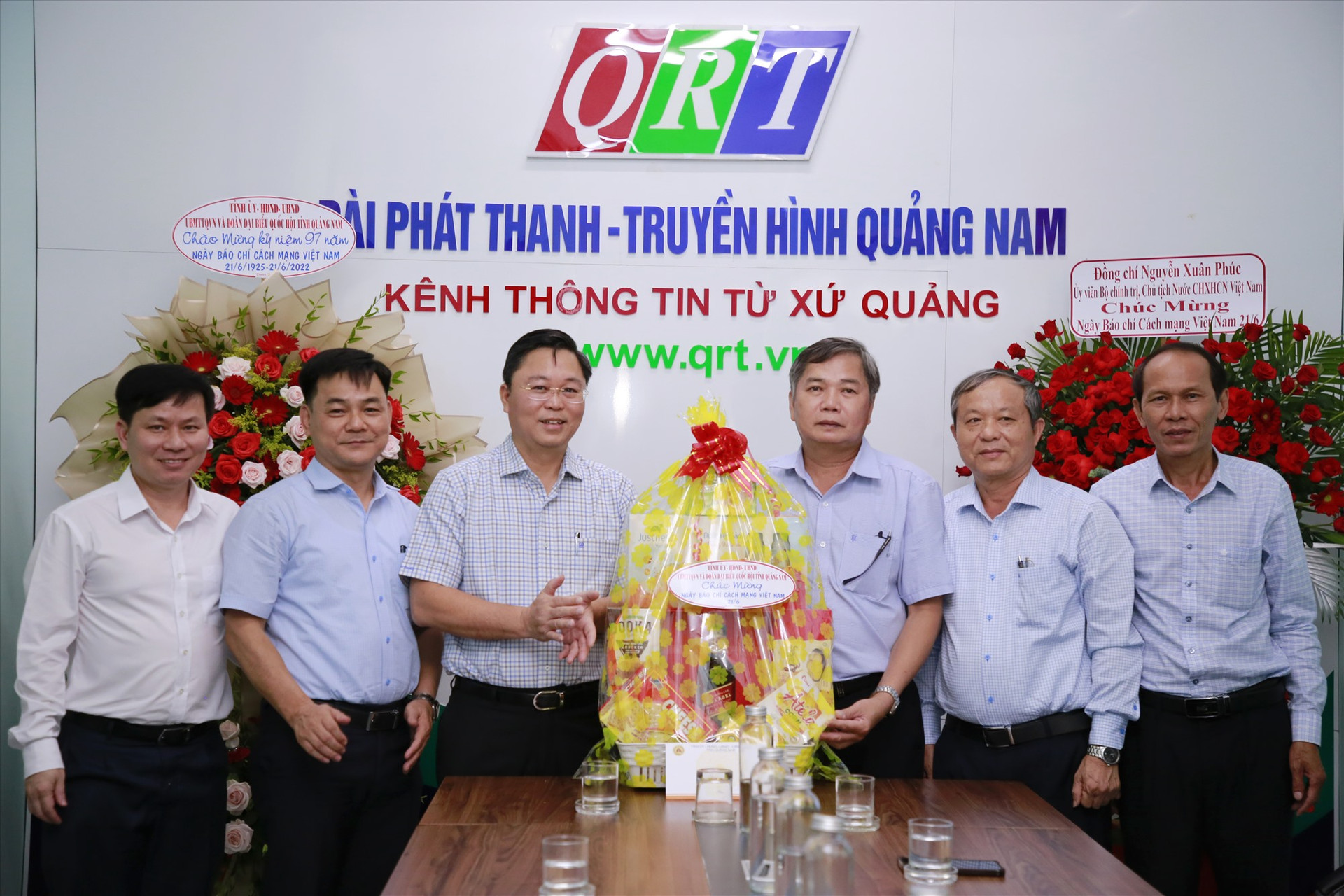 Chủ tịch UBND tỉnh Lê Trí Thanh tặng quà chúc mừng Đài PT-TH tỉnh.