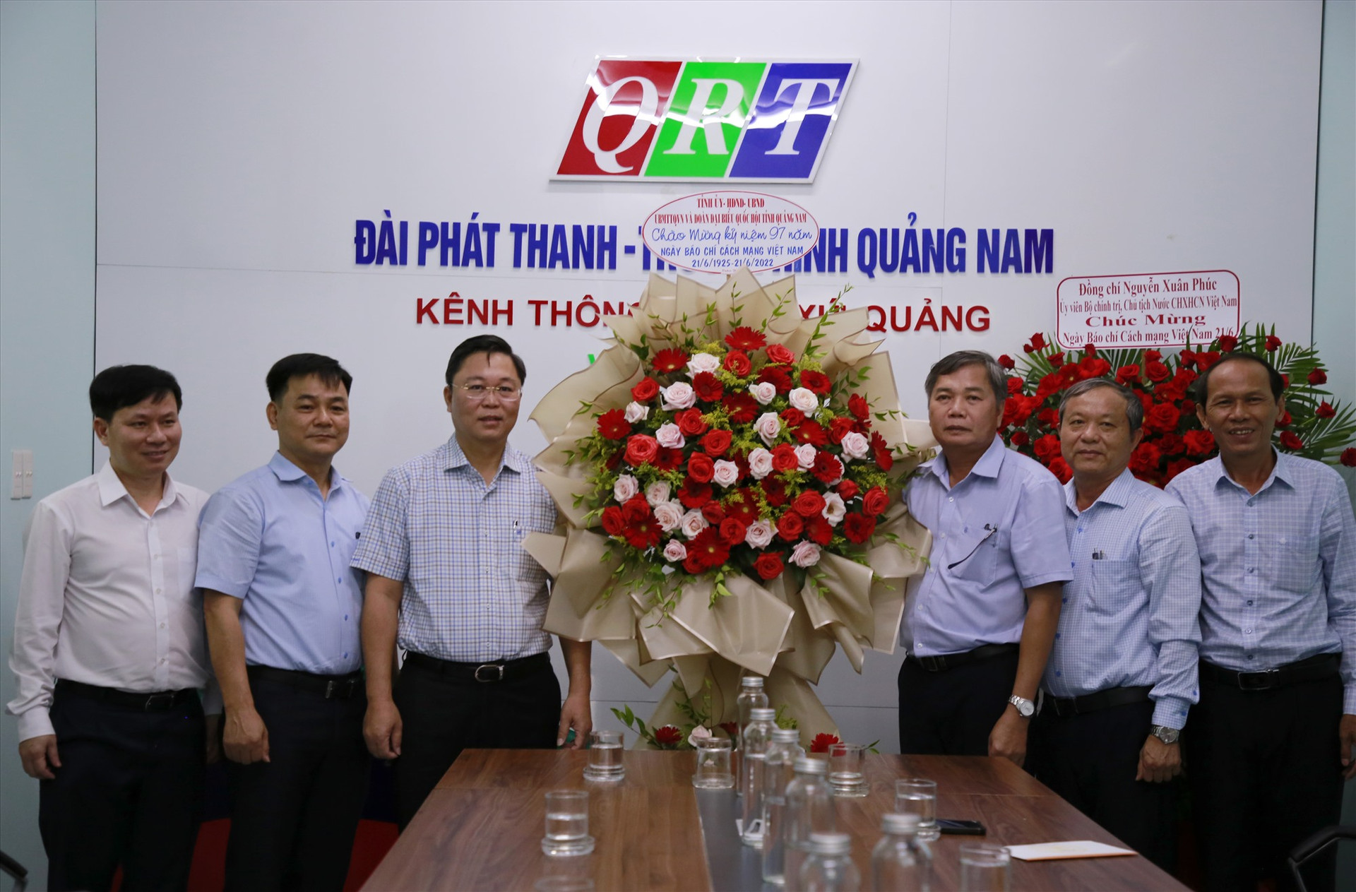 Đồng chí Lê Trí Thanh tặng hoa chúc mừng Đài PT-TH tỉnh. Ảnh: T.C