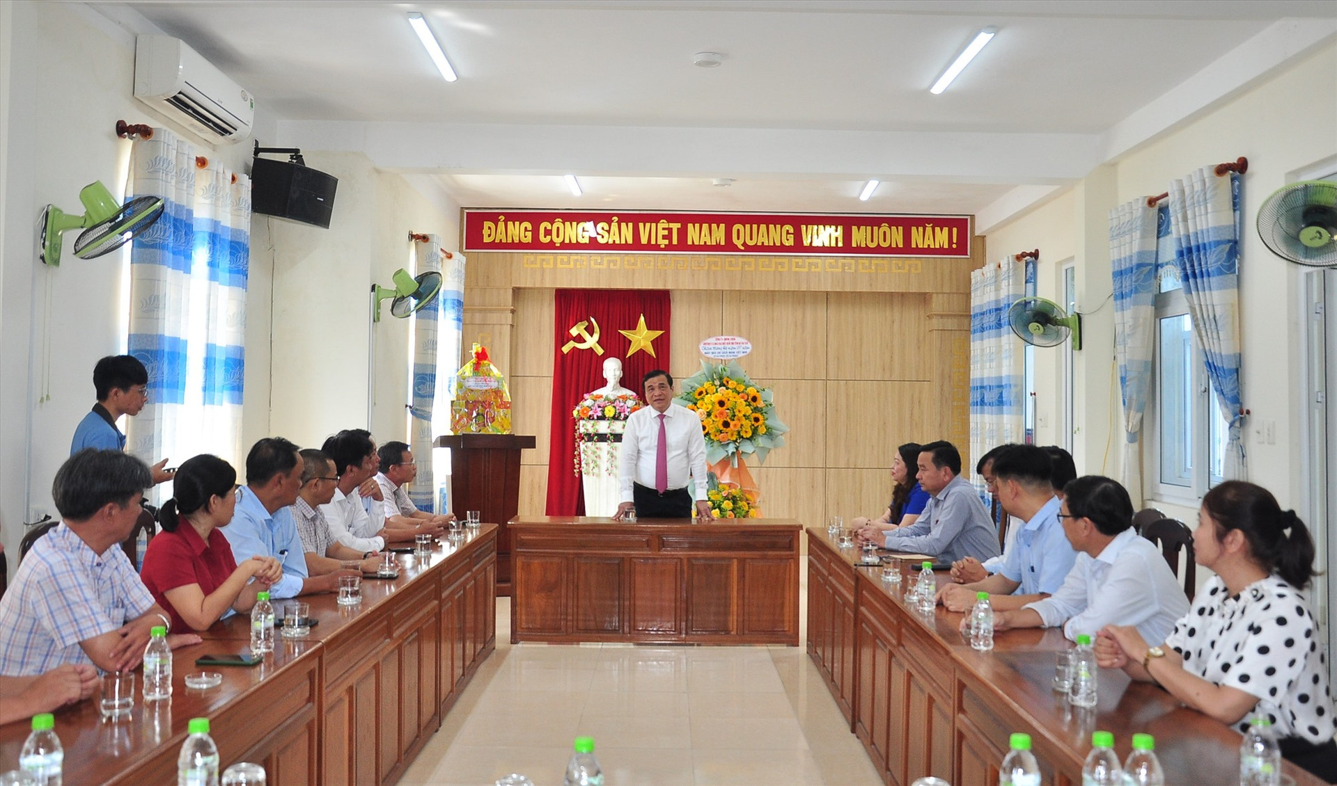 Quang cảnh buổi thăm, chúc mừng 97 năm Ngày Báo chí cách mạng Việt Nam của đoàn công tác tại Báo Quảng Nam. Ảnh: VINH ANH