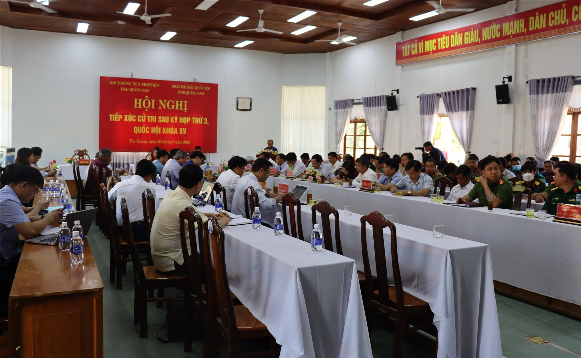 Đoàn đại biểu Quốc hội Quảng Nam tiếp xúc cử tri tại huyện Tây Giang. Ảnh H.Thúy