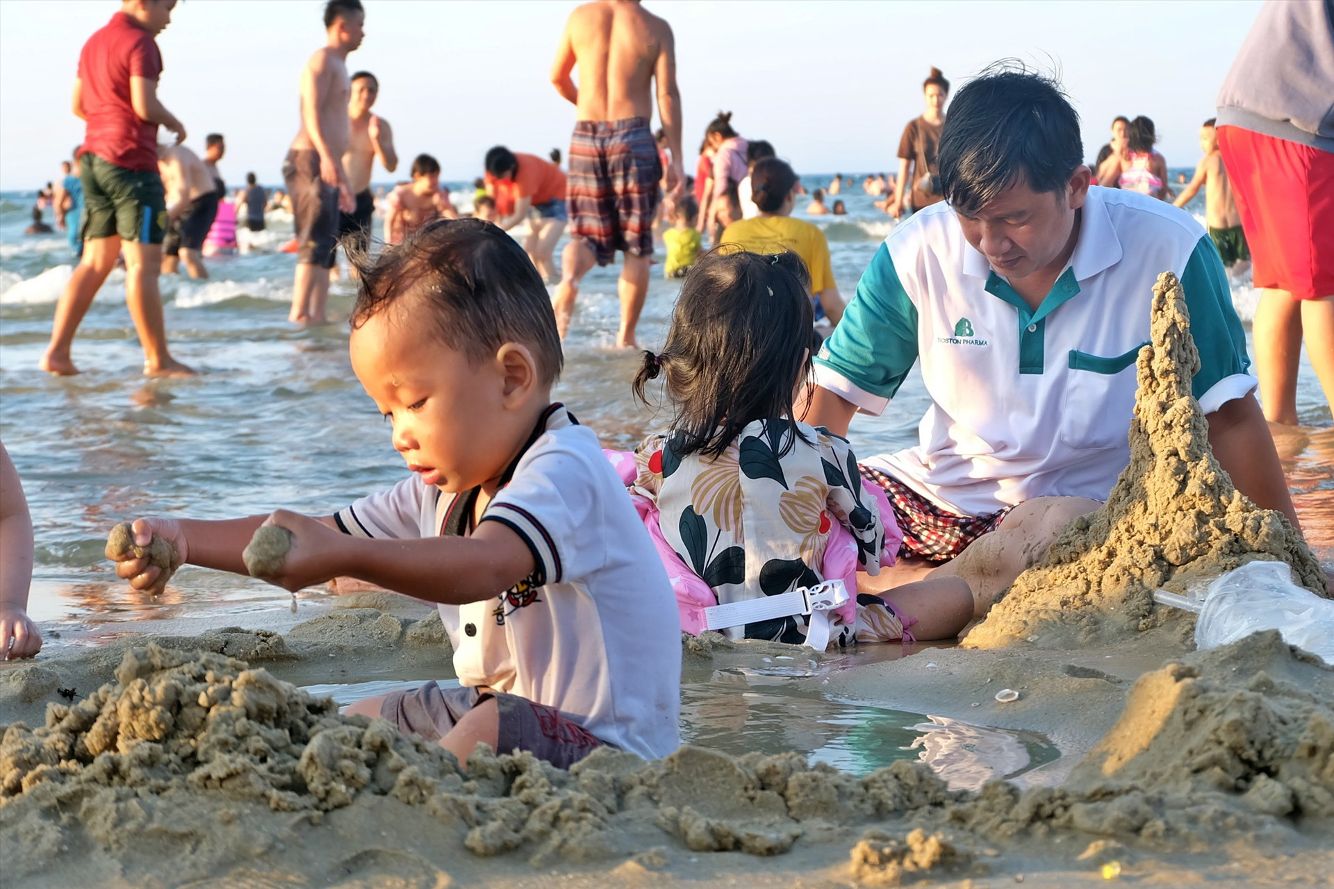 Vui chơi ở bãi biển là niềm vui của nhiều trẻ em. Ảnh: Đ.V