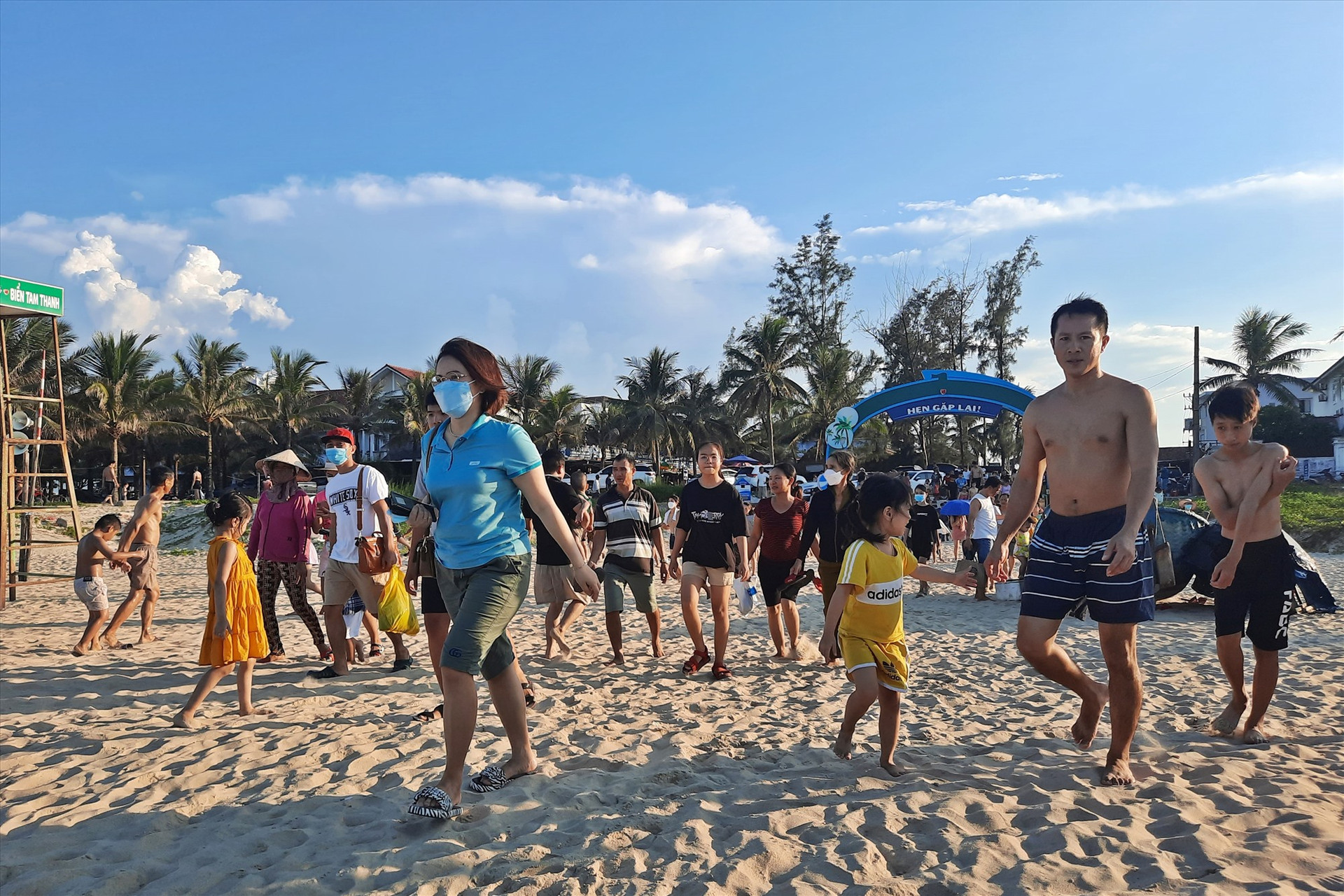 Cuối tuần, bãi biển Tam Thanh là địa điểm được người dân chọn lựa để giải nhiệt trong những ngày nắng nóng. Ảnh: Đ.V