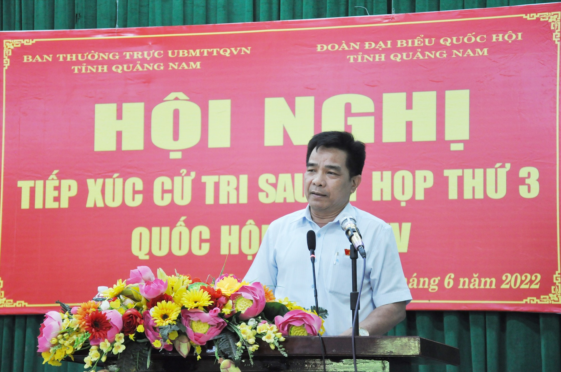 Đại biểu Lê Văn Dũng phát biểu làm rõ các nội dung cử tri huyện Nam Trà My phản ánh, kiến nghị. Ảnh: N.Đ