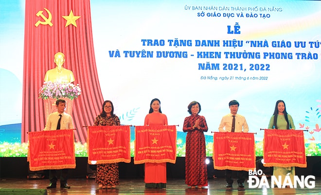Phó chủ tịch UBND thành phố Ngô Thị Kim Yến trao Cờ Thi đua của Chính phủ, bằng khen của Thủ tướng Chính phủ cho các tập thể, cá nhân xuất sắc. Ảnh: NGỌC HÀ
