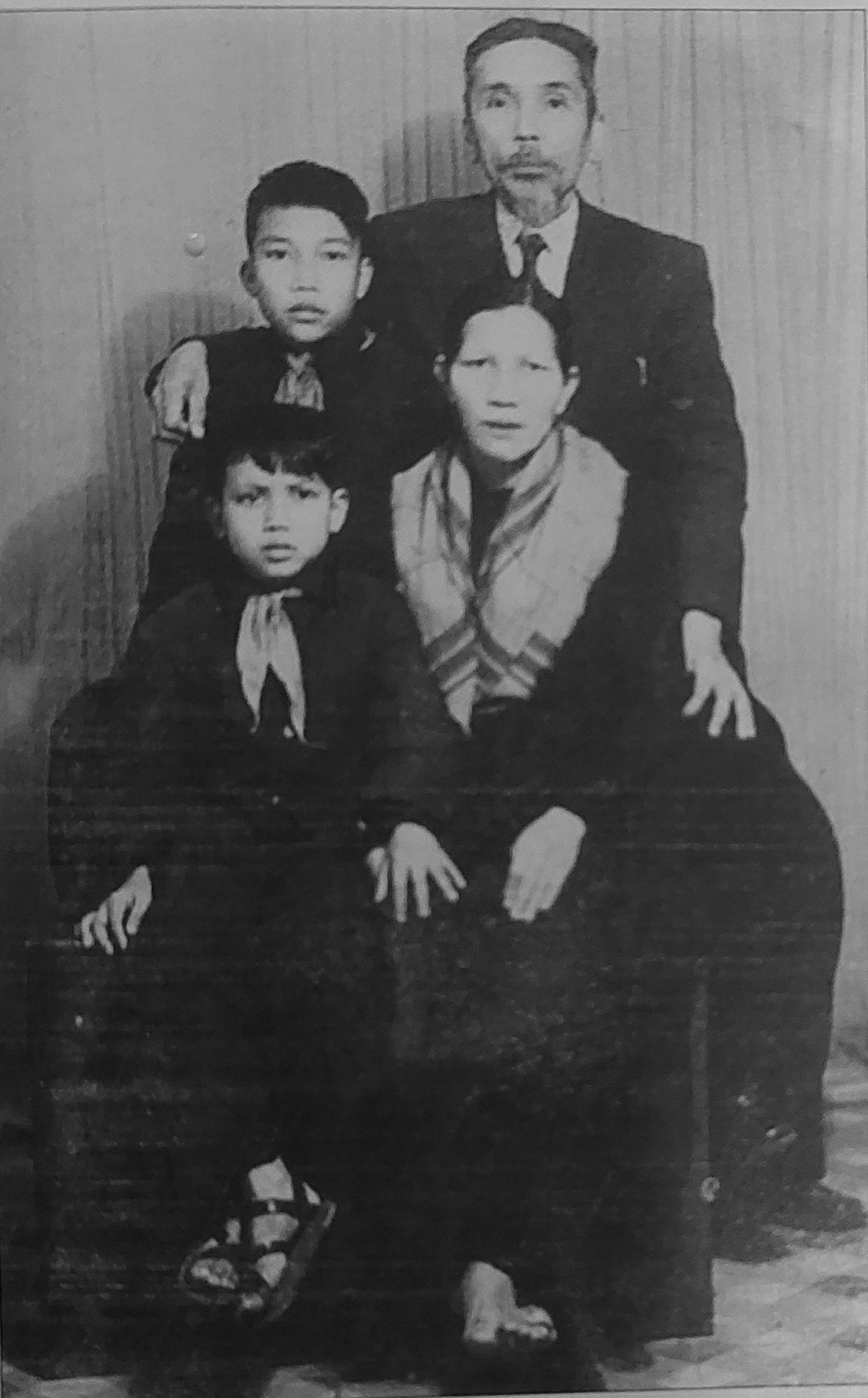 Phan Khôi cùng bà Nguyễn Thị Huệ và hai con Phan Nam Sinh, Phan An Sa. Ảnh: T.L