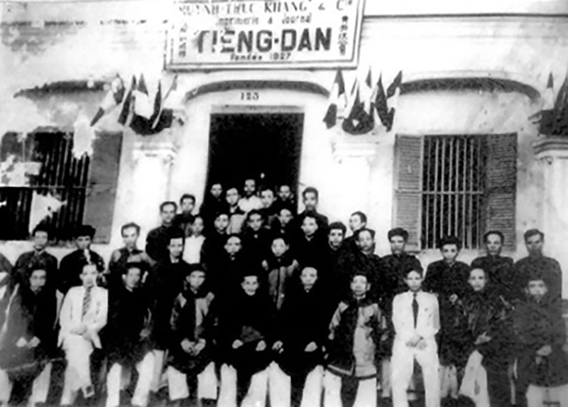 Nguyễn Quý Hương (hàng đầu, thứ 3 từ phải qua) chụp ảnh cùng Tòa soạn báo Tiếng Dân nhân kỷ niệm 10 năm thành lập (10.1937). Ảnh tư liệu