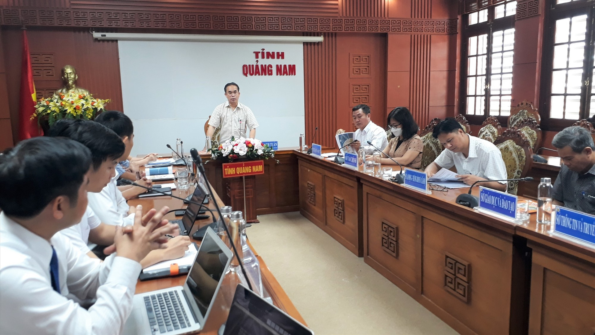 Phó Chủ tịch UBND tỉnh Trần Anh Tuấn phát biểu tạo buổi làm việc với trường. Ảnh: X.P