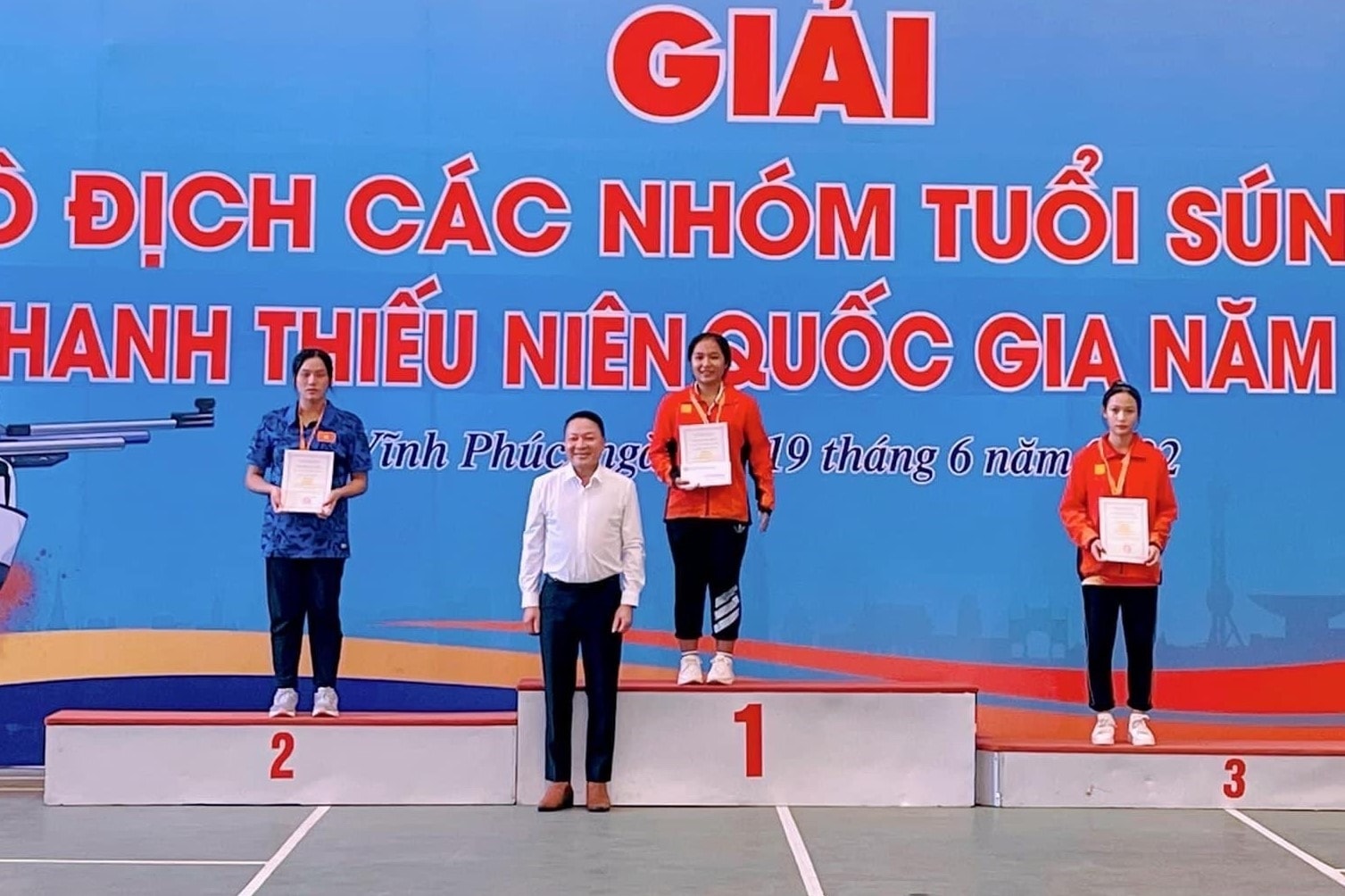 Nguyễn Thị Diễm Hằng (giữa) nhận HCV nội dung cá nhân 10m súng trường hơi di động tiêu chuẩn nữ. Ảnh: PL