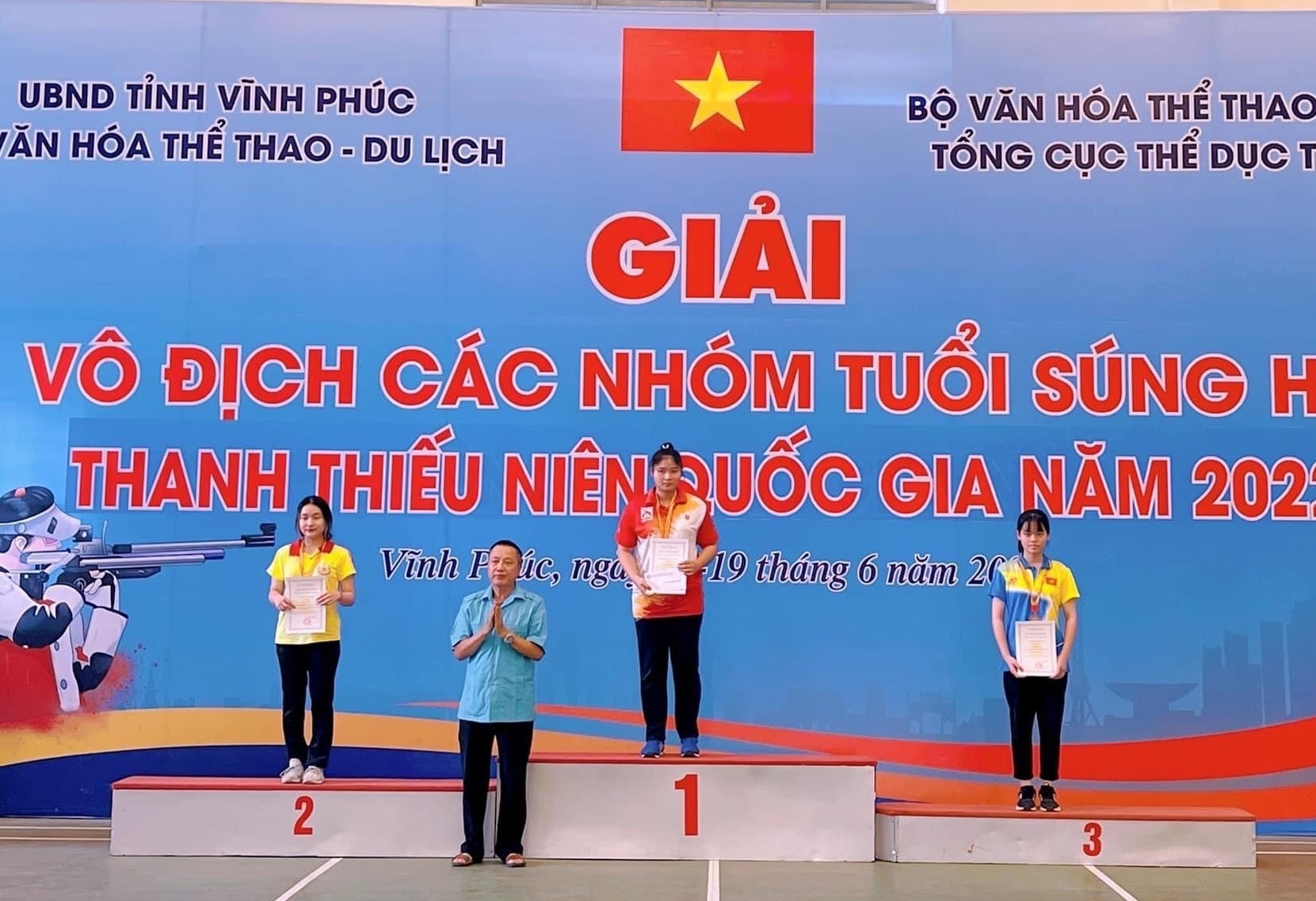 Nguyễn Trần Thục Ghi (giữa) nhận HCV nội dung cá nhân 10m súng trường hơi di động tiêu chuẩn nữ lứa tuổi 18. Ảnh: PL