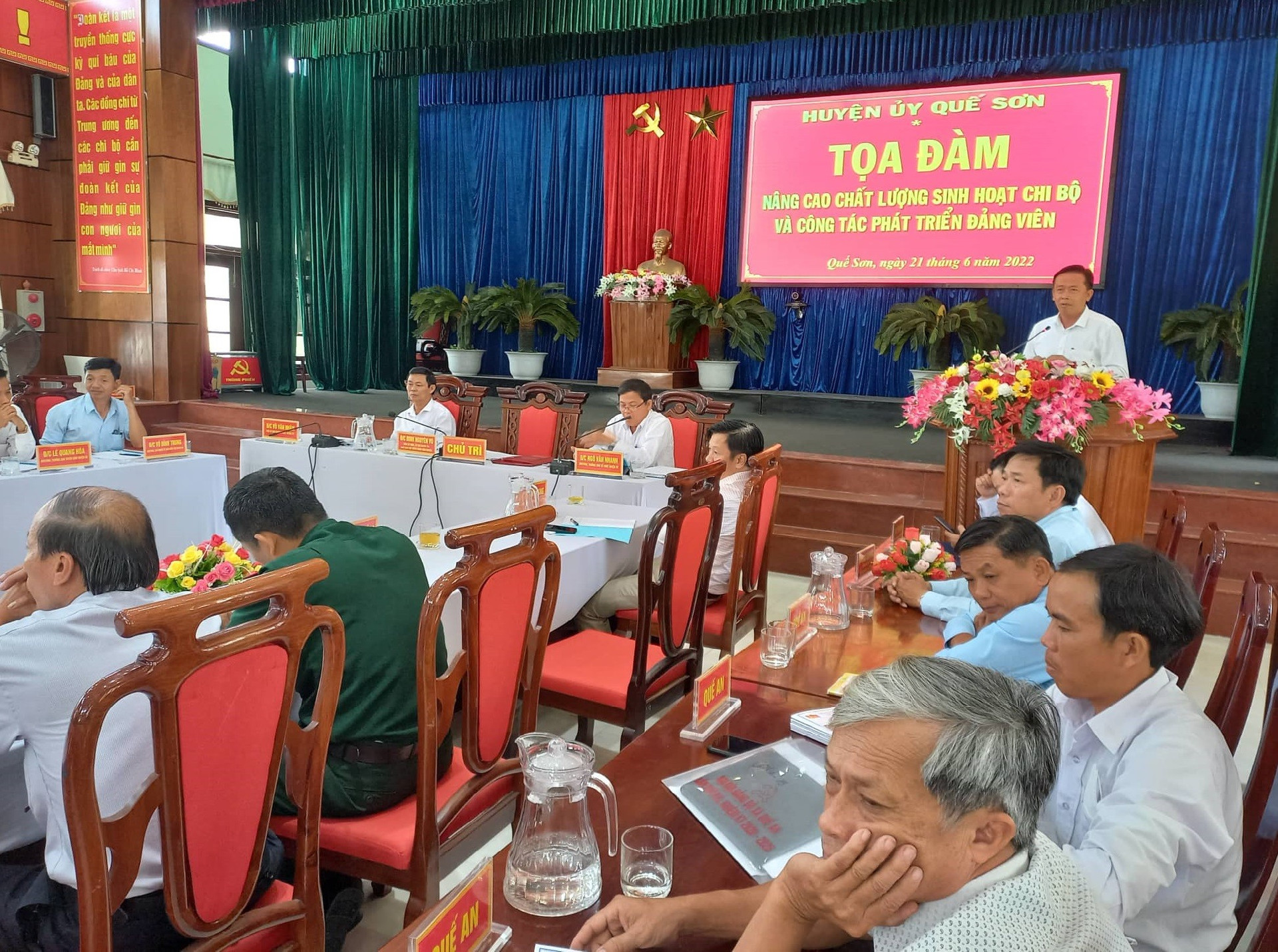 Ông Đinh Nguyên Vũ - Bí thư Huyện ủy Quế Sơn phát biểu chỉ đạo tại buổi tọa đàm. ảnh DT