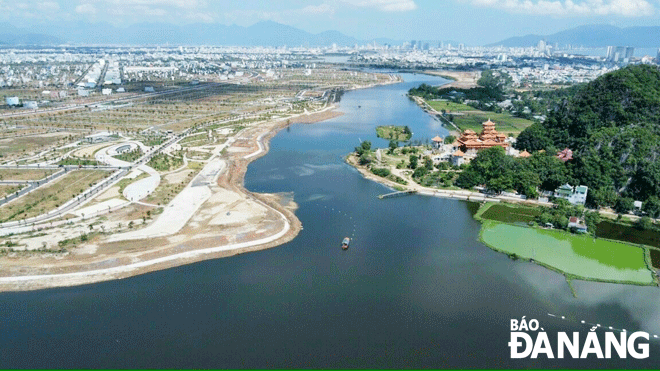 Quy hoạch phân khu đô thị ven sông Hàn và phía đông thành phố với mục tiêu phát triển du lịch, dịch vụ. Trong ảnh: Sông Cổ Cò kết nối với sông Hàn là tuyến du lịch đường thủy trọng điểm. Ảnh: TRIỆU TÙNG