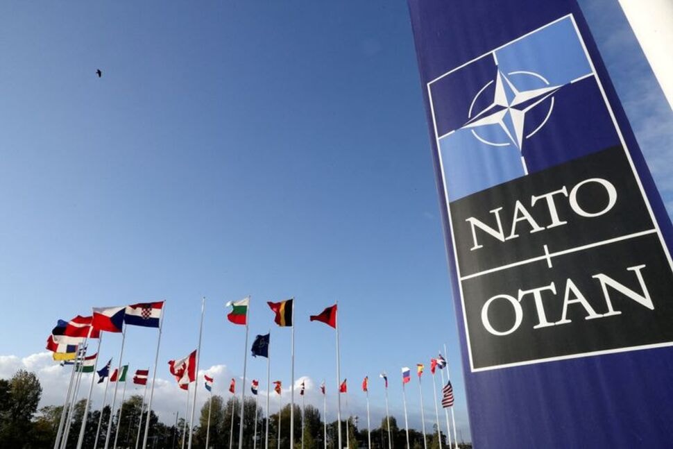 Quốc kỳ các nước thành viên NATO được treo bên ngoài trụ sở liên minh quân sự này ở Brussels (Bỉ). Ảnh: Reuters