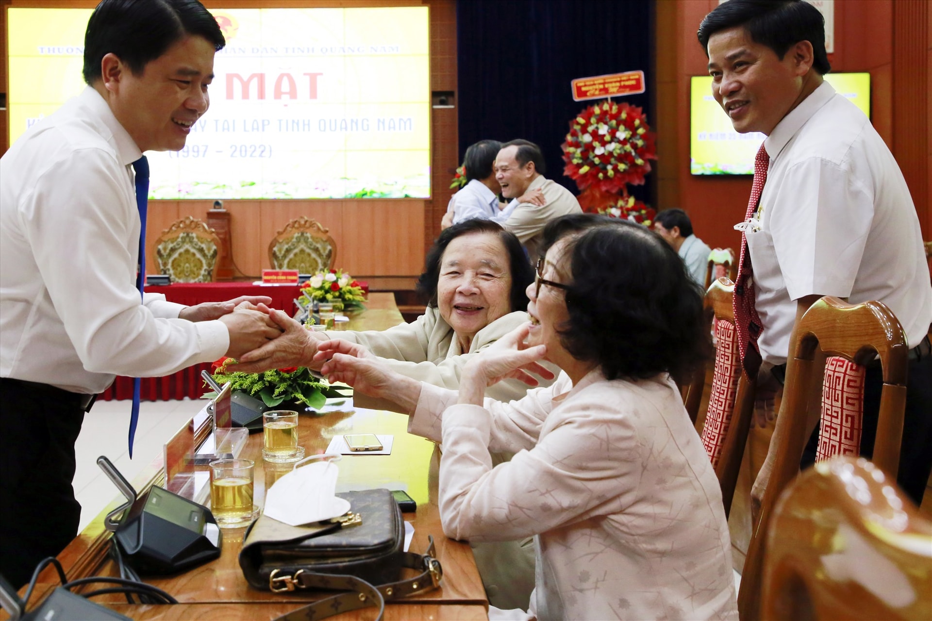 Phó Chủ tịch UBND tỉnh Trần Văn Tân thăm hỏi, chào đón các đại biểu từng công tác tại Đoàn ĐBQH tỉnh. Ảnh: T.C