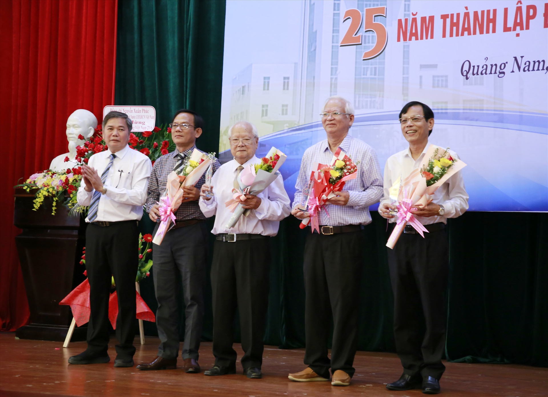Trao biểu trưng 25 năm thành lập cho các thế hệ lãnh đạo của Đài PT-TH tỉnh sau 25 năm tái lập. Ảnh: T.C