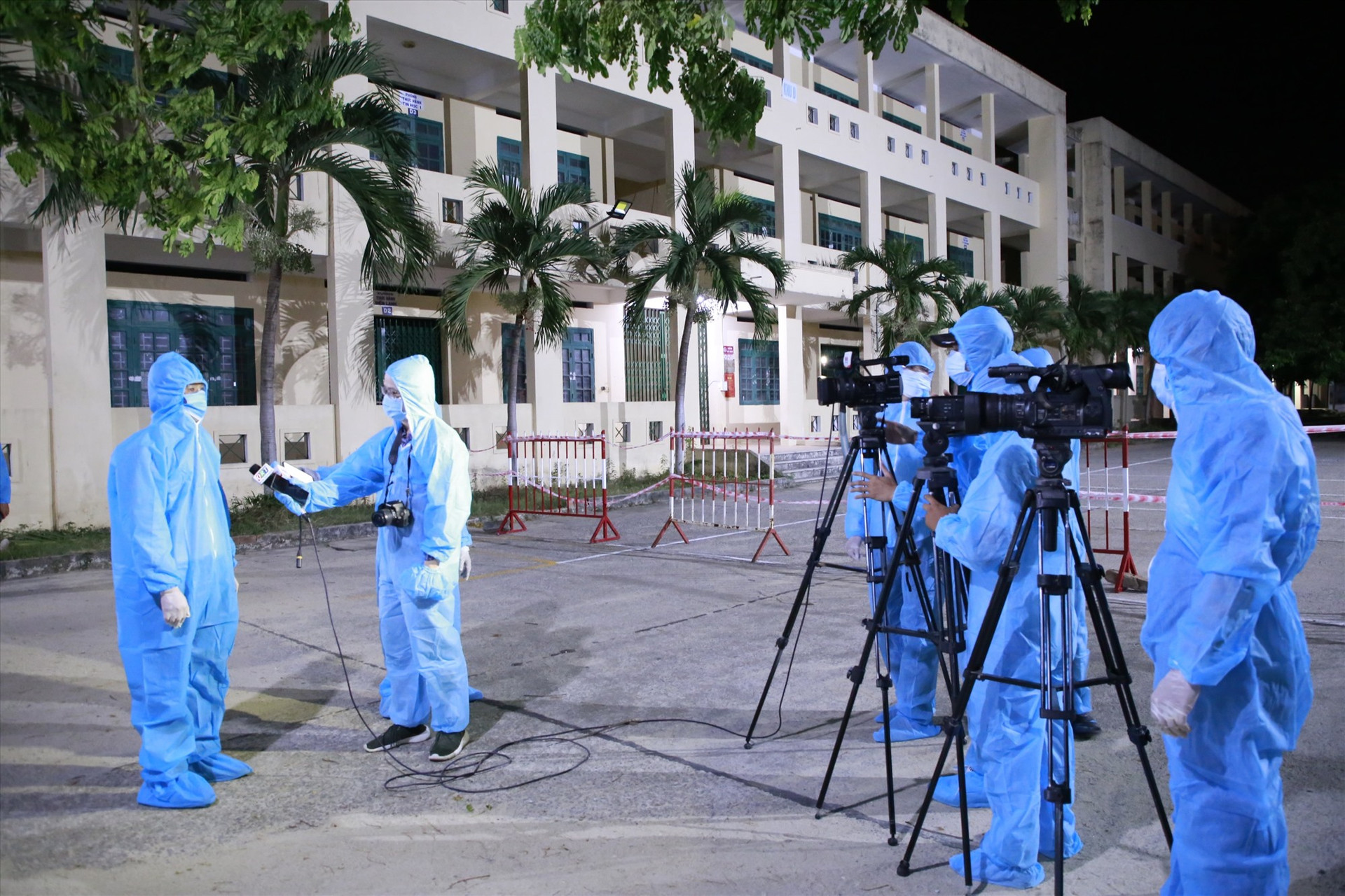 Đội ngũ người làm phát thanh - truyền hình tại Đài PT-TH Quảng Nam đã lăn lộn, bám sát thực tiễn, phản ánh sinh động đời sống trên sóng phát thanh - truyền hình Ảnh: T.C