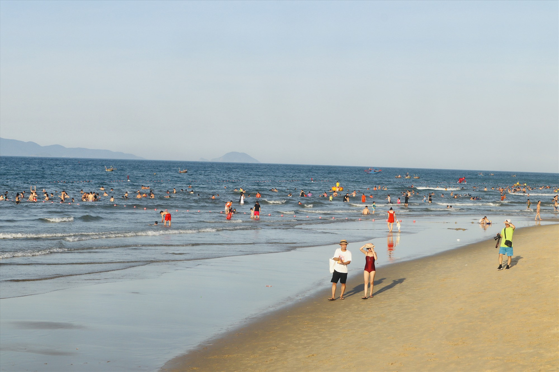 Các bãi biển ở Hội An chộn rộn du khách khi bước vào mùa hè. Ảnh: Q.T