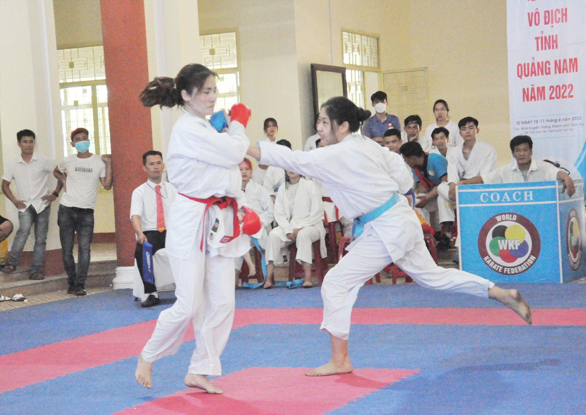 Các vận động viên Tam Kỳ (bên phải) thi đấu thành công tại giải Karate và giúp địa phương củng cố vị trí nhất toàn đoàn sau 11 môn. Ảnh: A.N