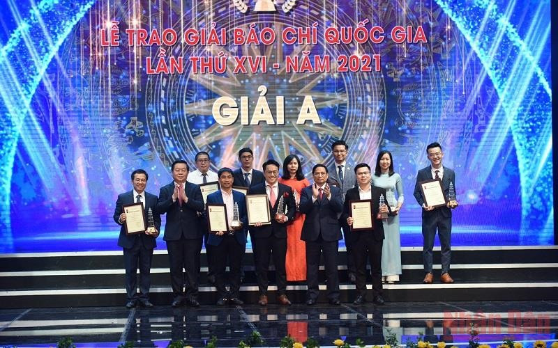 Thủ tướng Chính phủ Phạm Minh Chính và Trưởng Ban Tuyên giáo Trung ương Nguyễn Trọng Nghĩa trao giải A cho các tác giả, đại diện nhóm tác giả đoạt giải.
