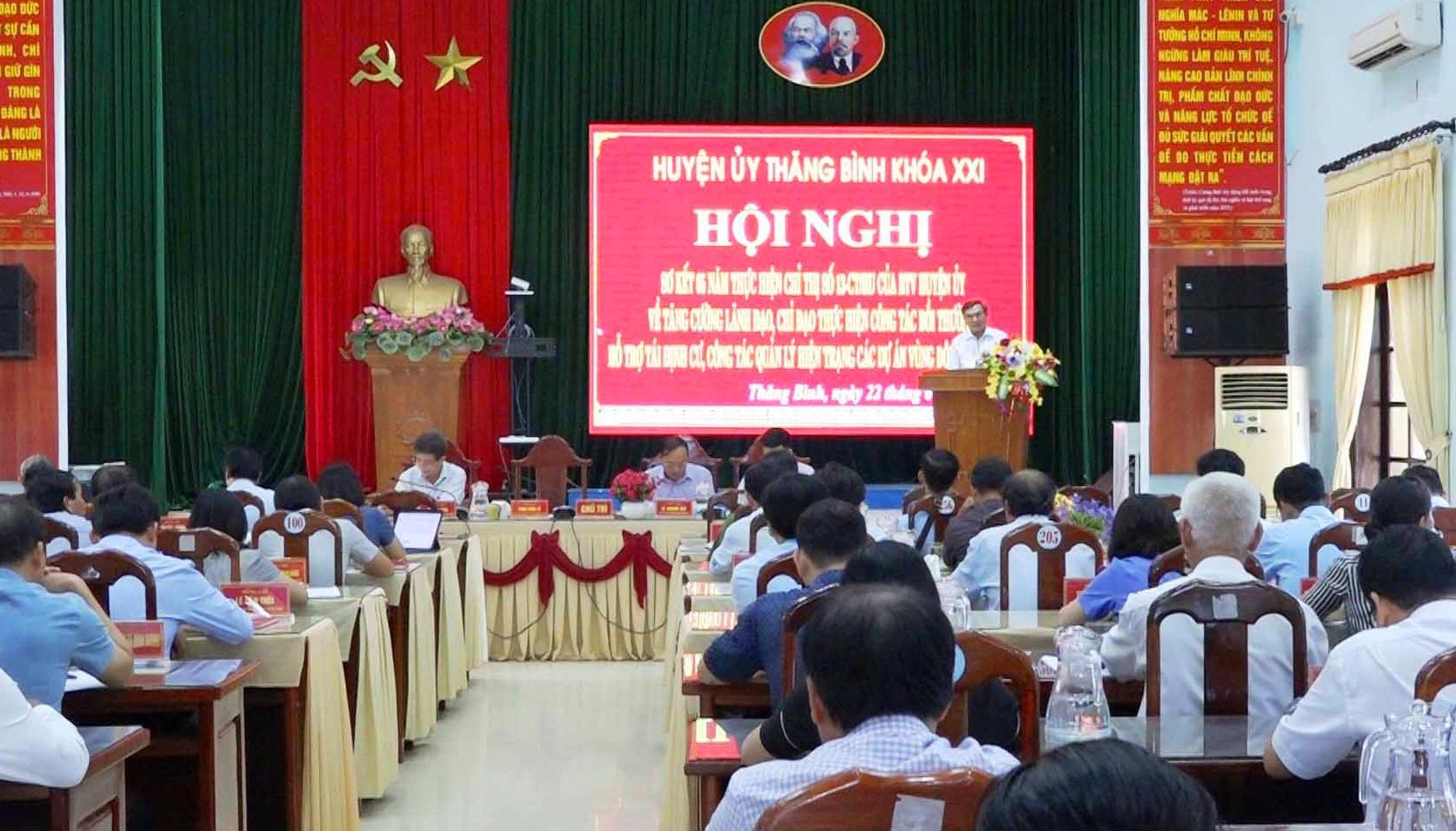 Ông Phan Công Vỹ-Tỉnh Ủy viên, Bí thư Huyện ủy Thăng Bình phát biểu khai mạc hội nghị sơ kết 5 năm thực hiện Chỉ thị 05-CT/HU về phát triển vùng Đông huyện Thăng Bình.