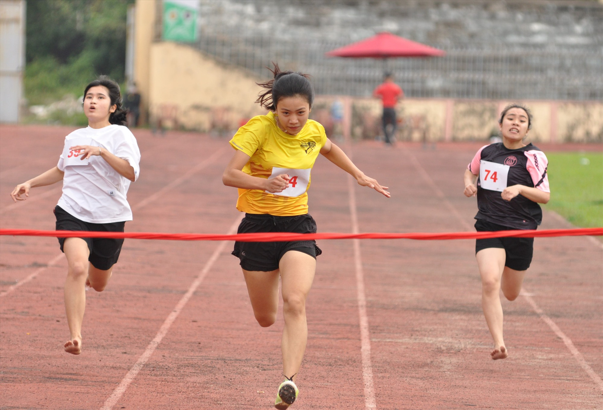 Phạm Thị Nghi Xuân (giữa) về nhất nội dung 100m. Ảnh: A.S