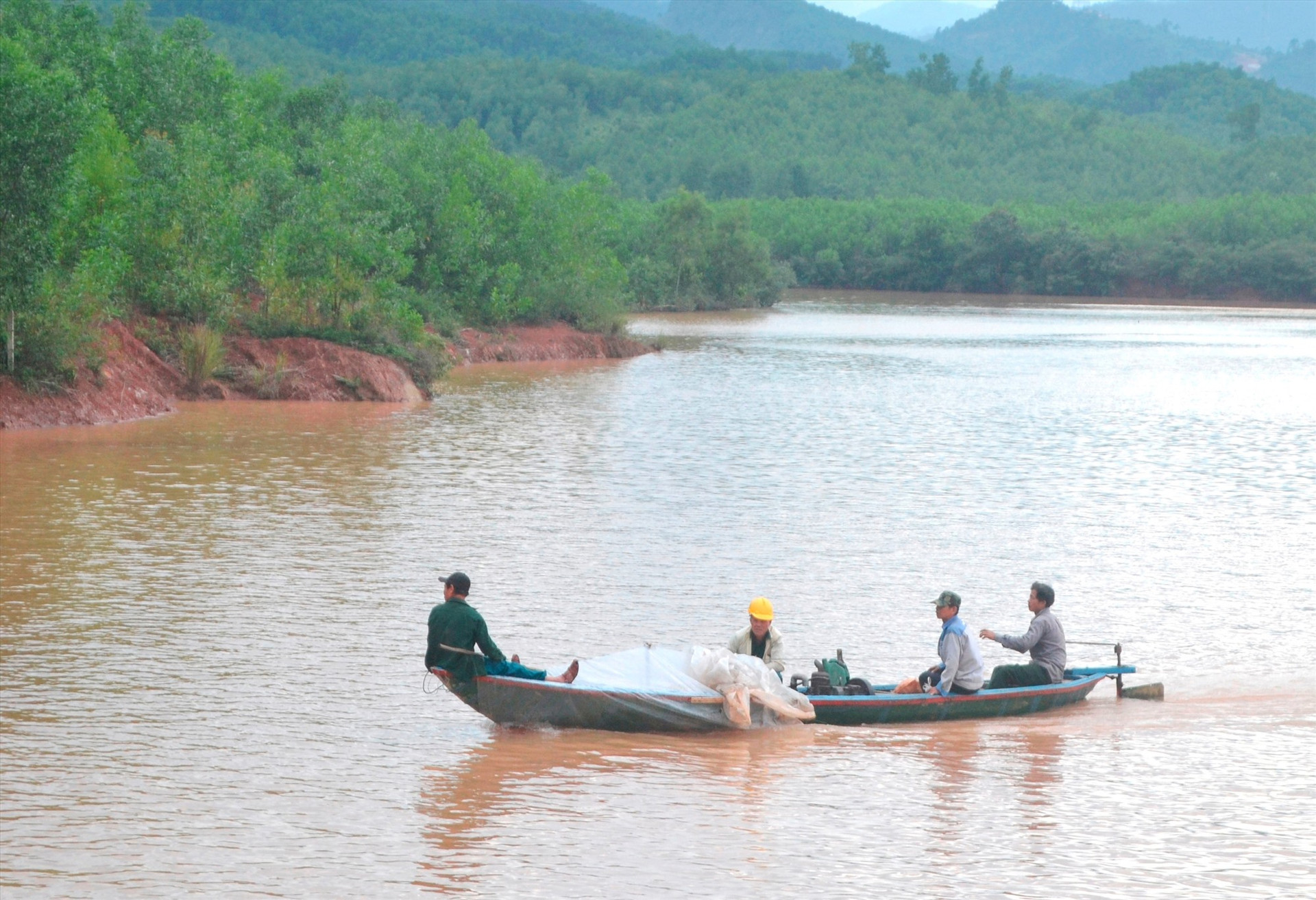Người dân sử dụng ghe thô sơ đi lại trên lòng hồ Khe Tân (Đại Lộc), không mặc phao cứu sinh. Ảnh: C.T
