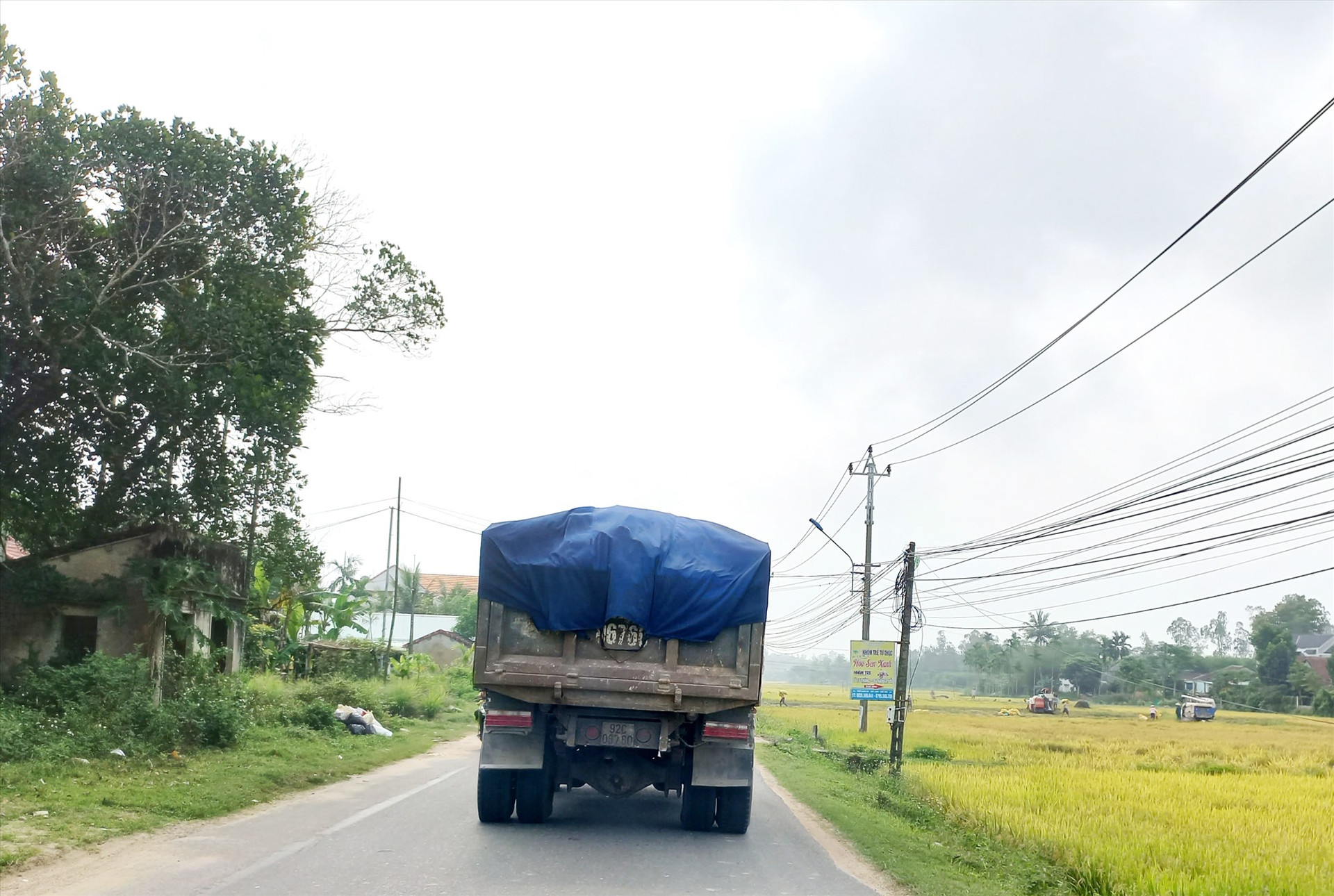 Xe tải chở vật liệu “có ngọn” lưu thông trên tuyến ĐT611 qua địa bàn Nông Sơn. Ảnh: S.C