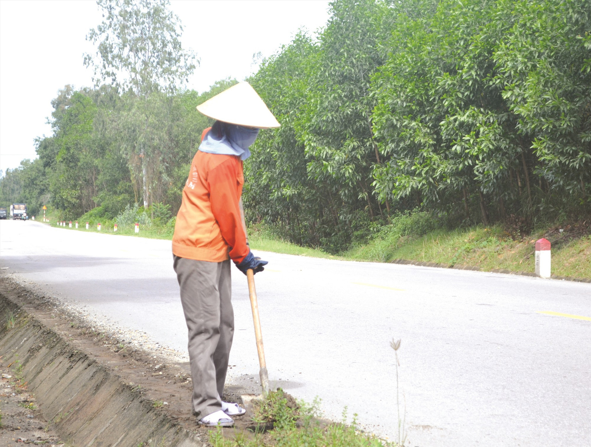 Thực hiện bảo trì đường bộ trên tuyến quốc lộ 14B qua huyện Đại Lộc.