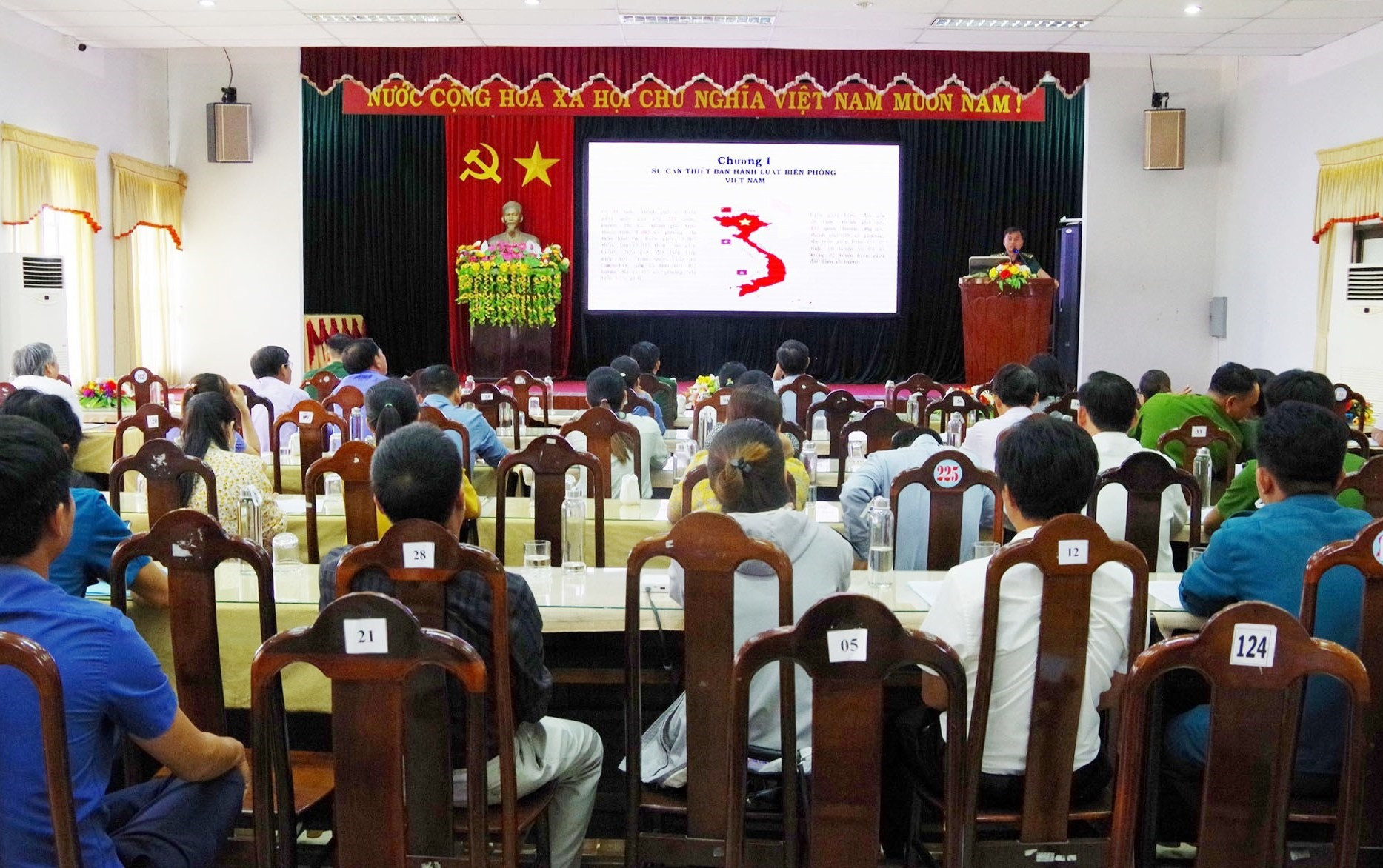 Báo cáo viên của BĐBP tỉnh giới thiệu Luật Biên phòng Việt Nam và các văn bản quy định chi tiết. Ảnh: HỒNG ANH